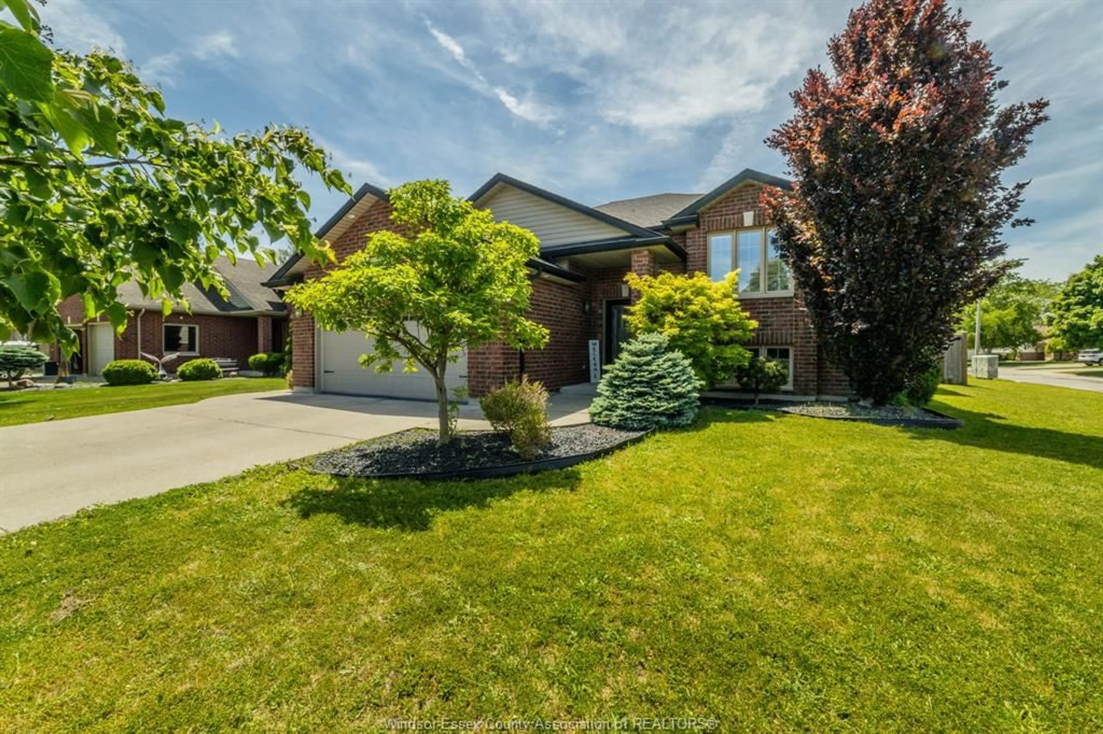 A pic from outside/outdoor area/front of a property/back of a property/a pic from drone, street for 37 ANTONIO Crt, Leamington Ontario N8H 5P8