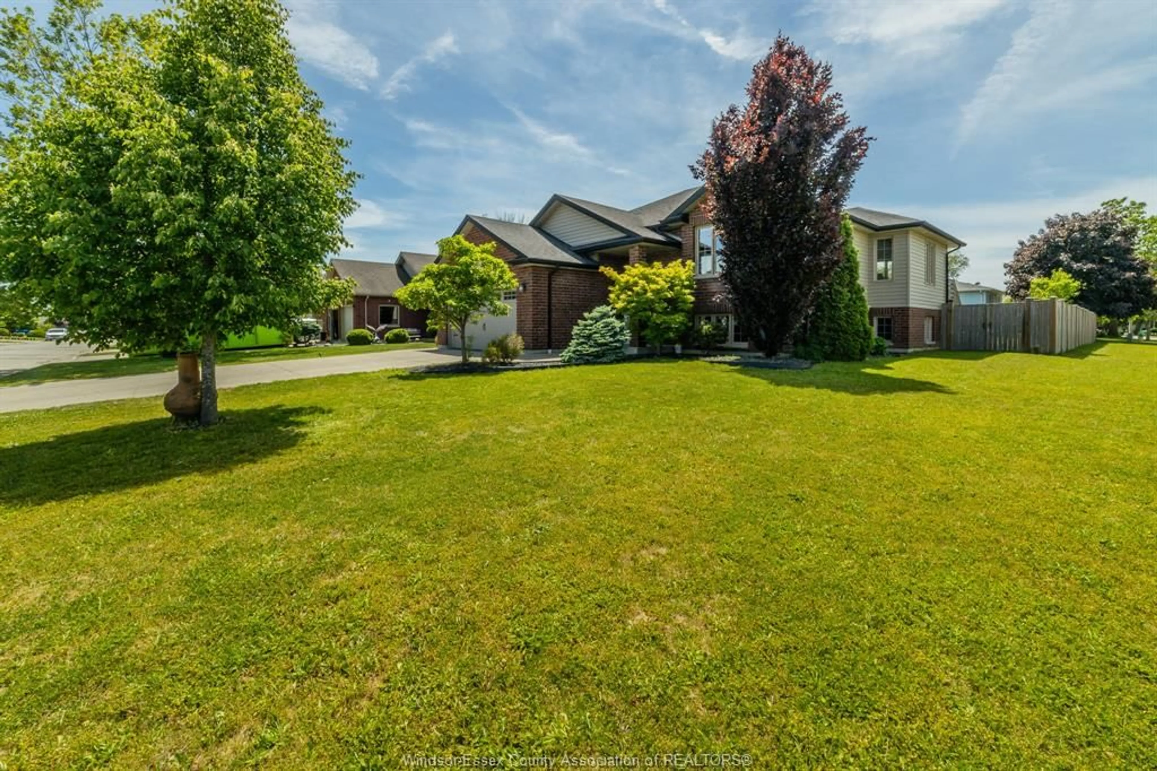 A pic from outside/outdoor area/front of a property/back of a property/a pic from drone, street for 37 ANTONIO Crt, Leamington Ontario N8H 5P8