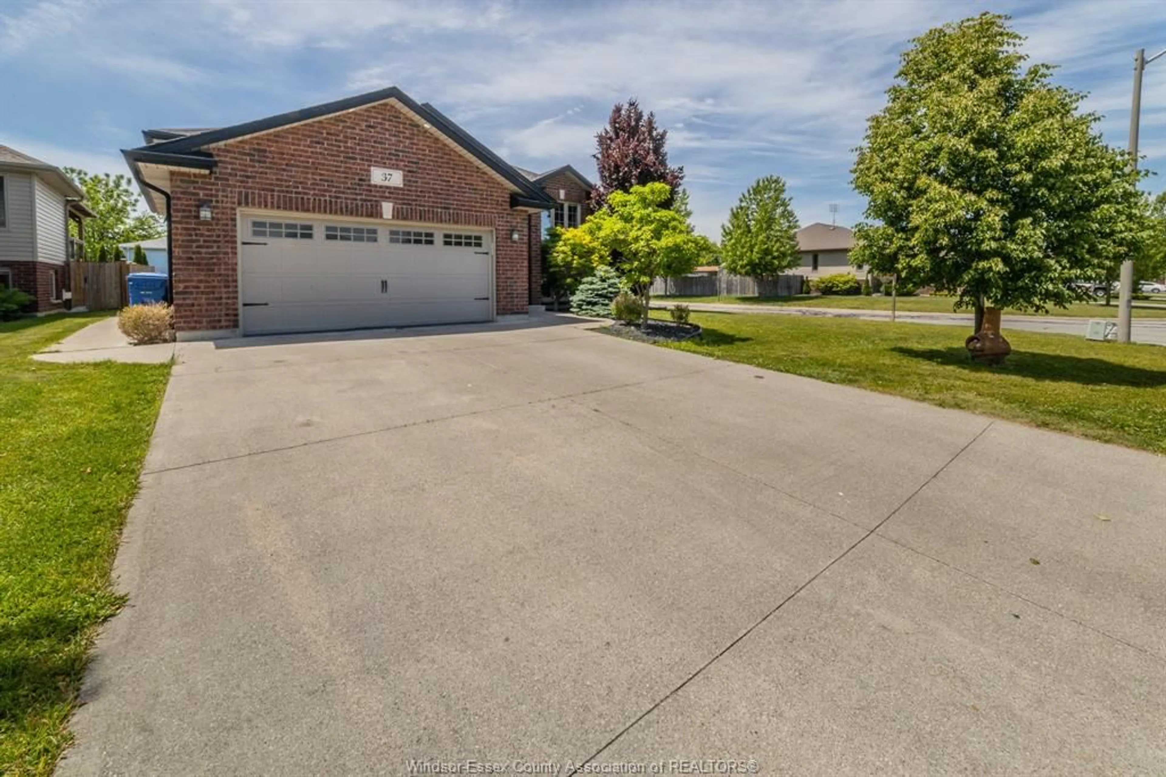 A pic from outside/outdoor area/front of a property/back of a property/a pic from drone, street for 37 ANTONIO Crt, Leamington Ontario N8H 5P8
