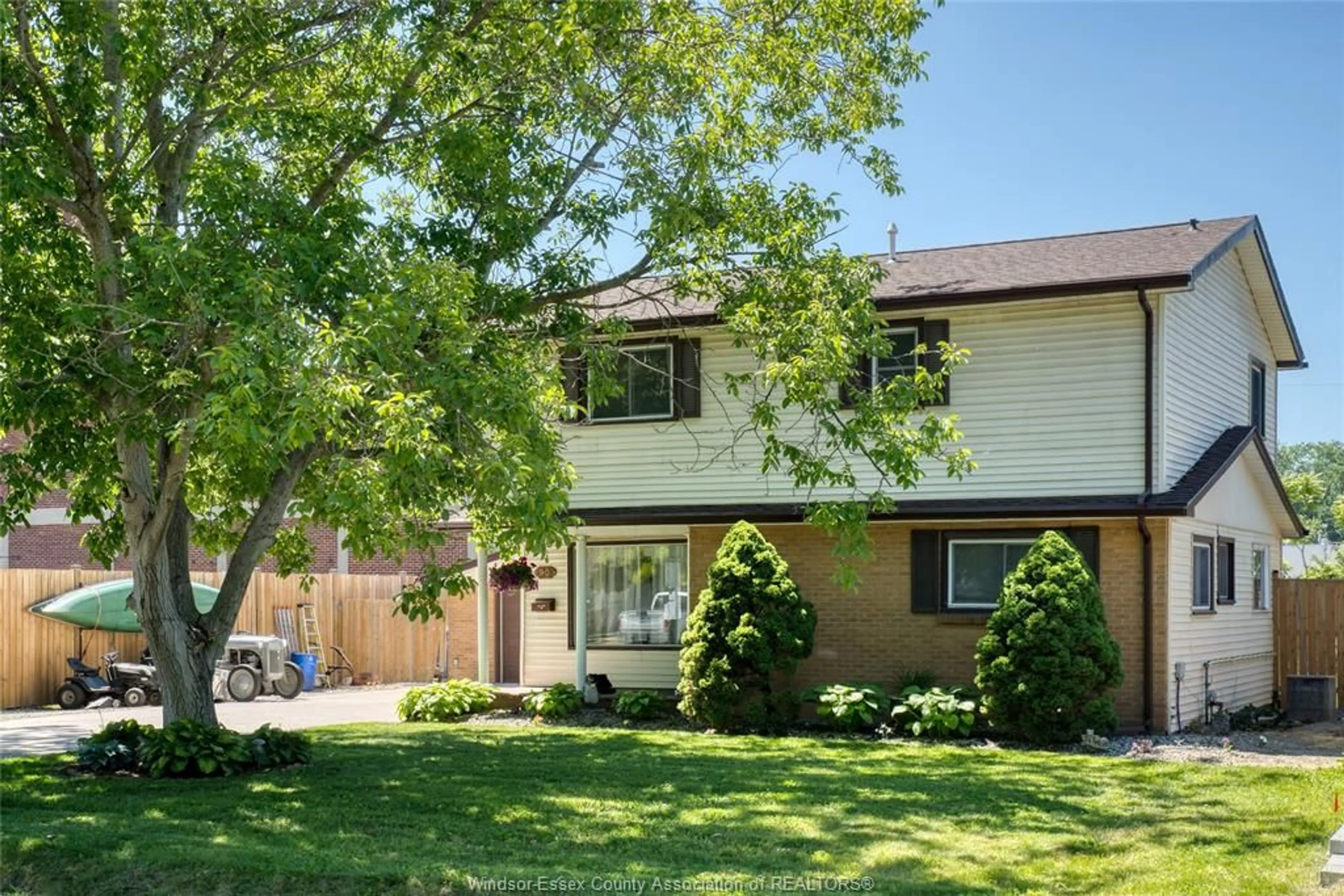 Home with brick exterior material, street for 90 MAJOR, LaSalle Ontario N9J 1C7