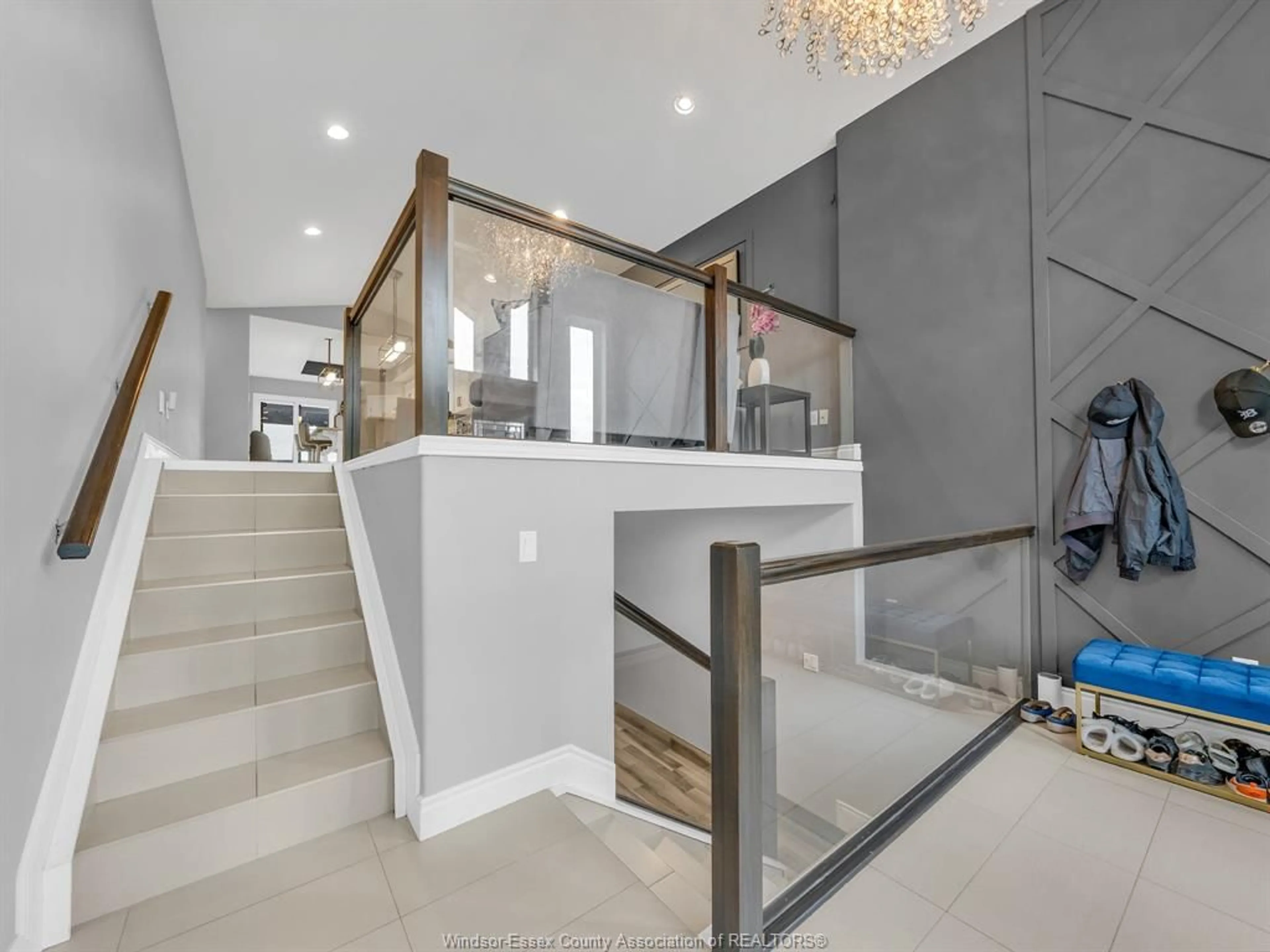 Indoor foyer for 2940 MCROBBIE, Windsor Ontario N8R 0A5
