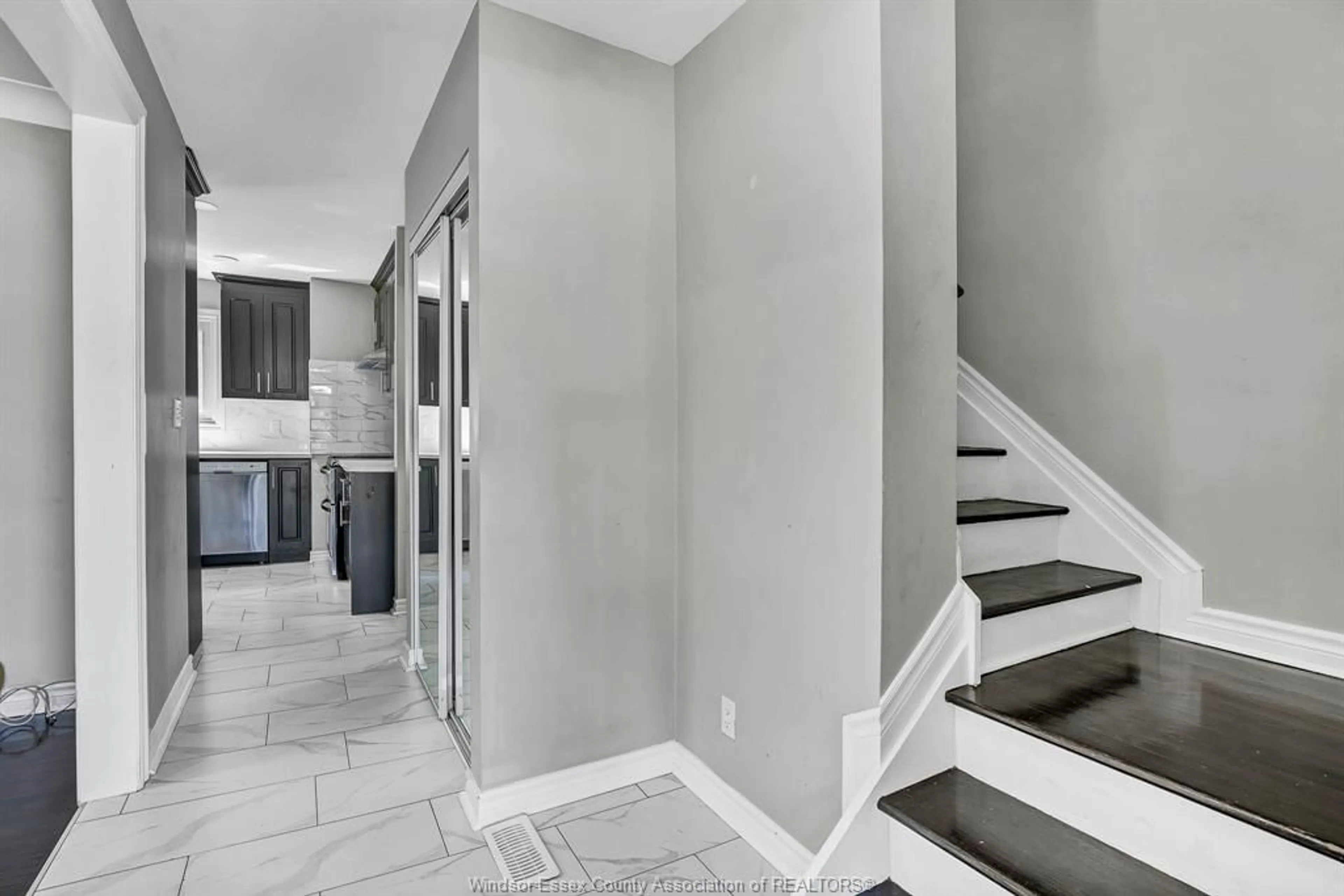 Indoor entryway for 3964 WHITNEY Ave, Windsor Ontario N9C 2C6