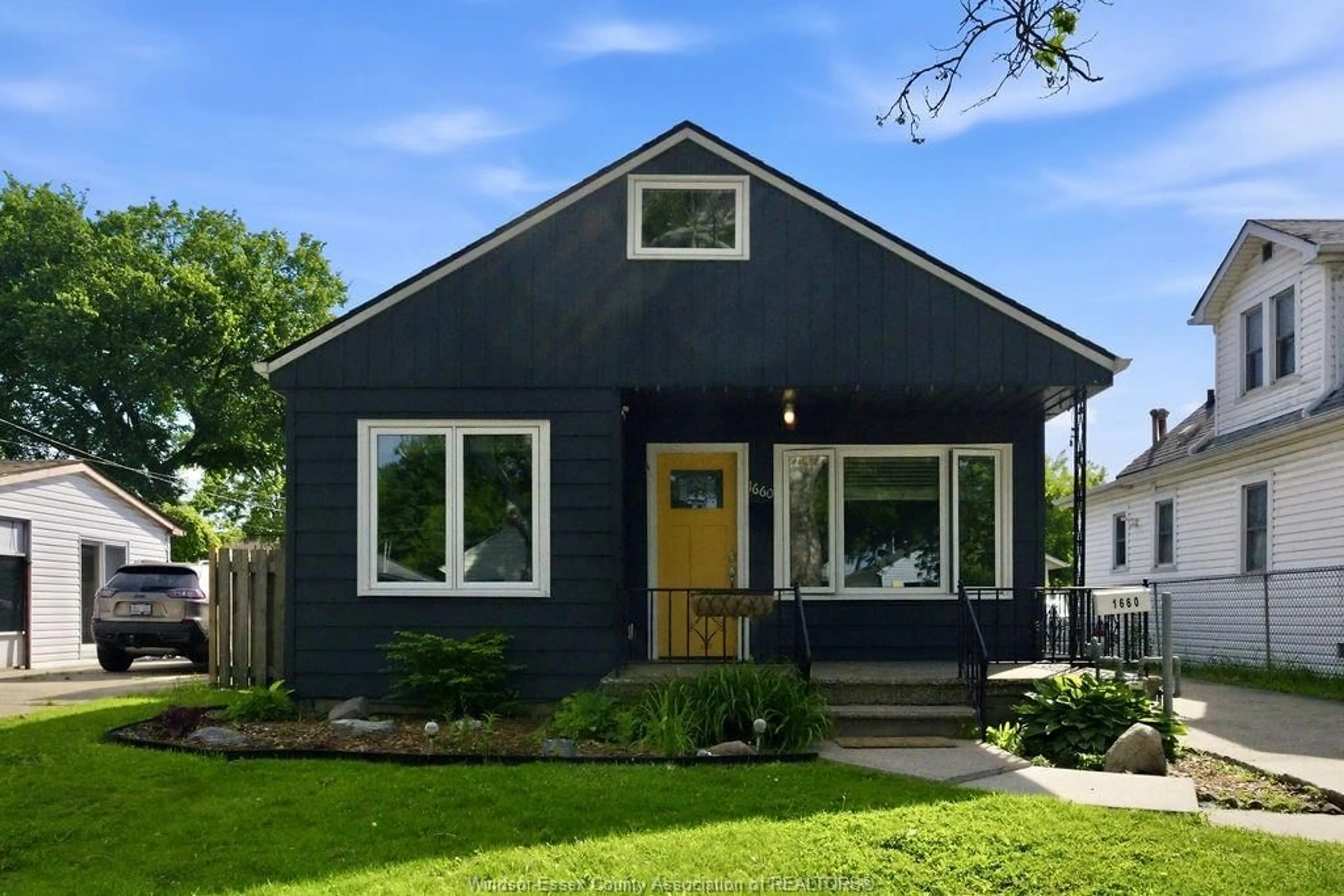Home with vinyl exterior material, street for 1660 FORD Blvd, Windsor Ontario N8T 2E1