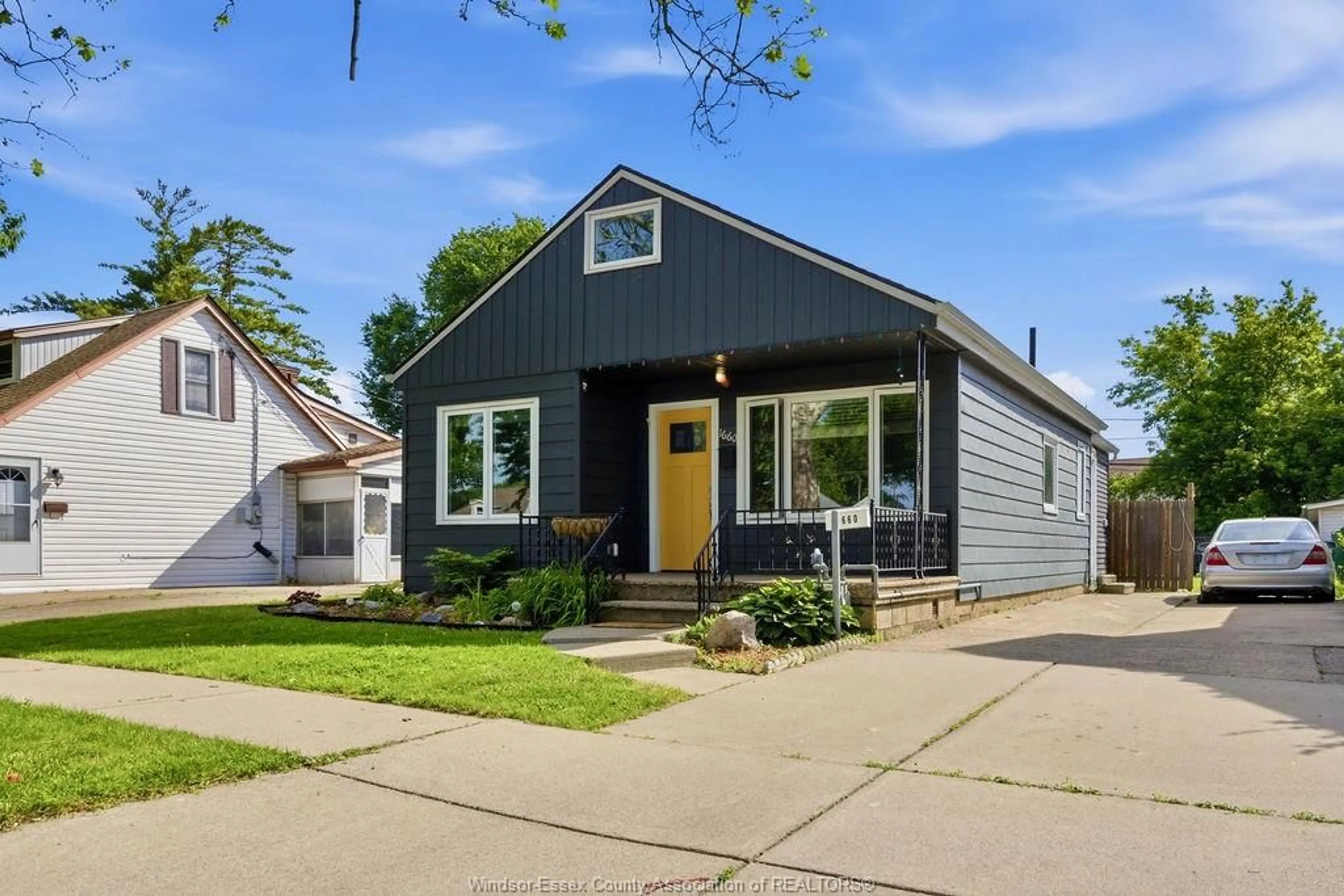 Home with vinyl exterior material, street for 1660 FORD Blvd, Windsor Ontario N8T 2E1
