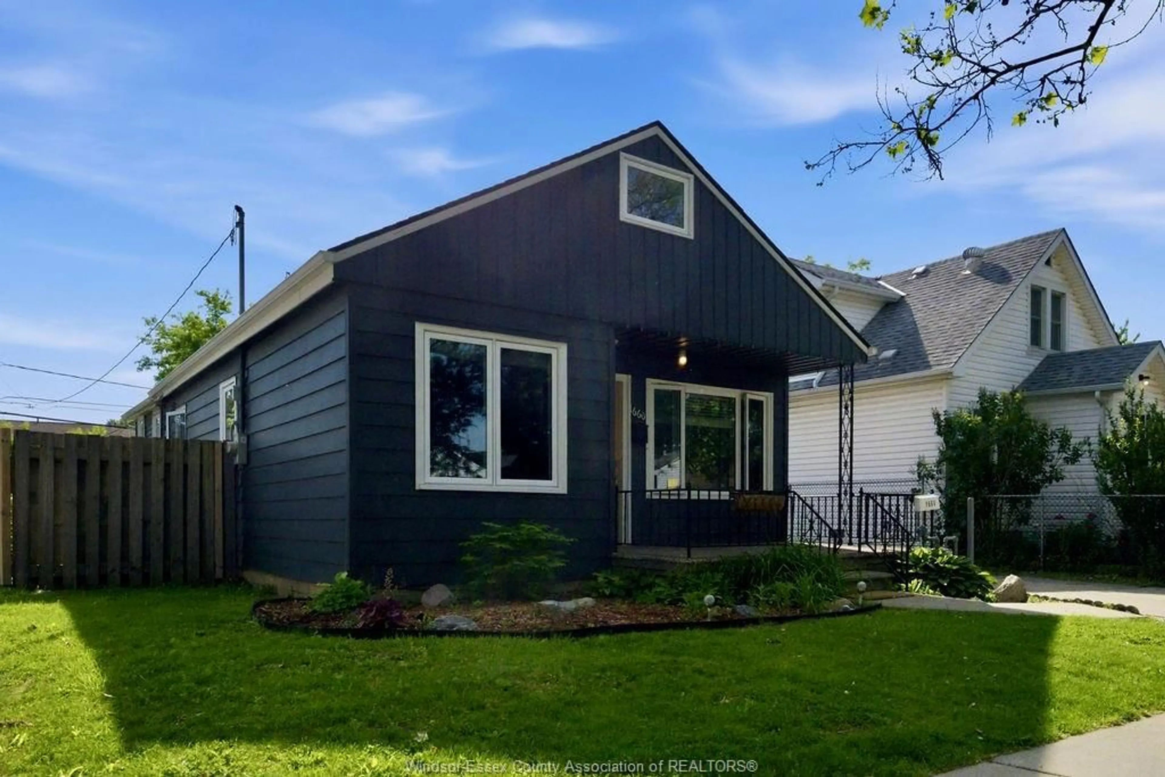 Home with vinyl exterior material, street for 1660 FORD Blvd, Windsor Ontario N8T 2E1