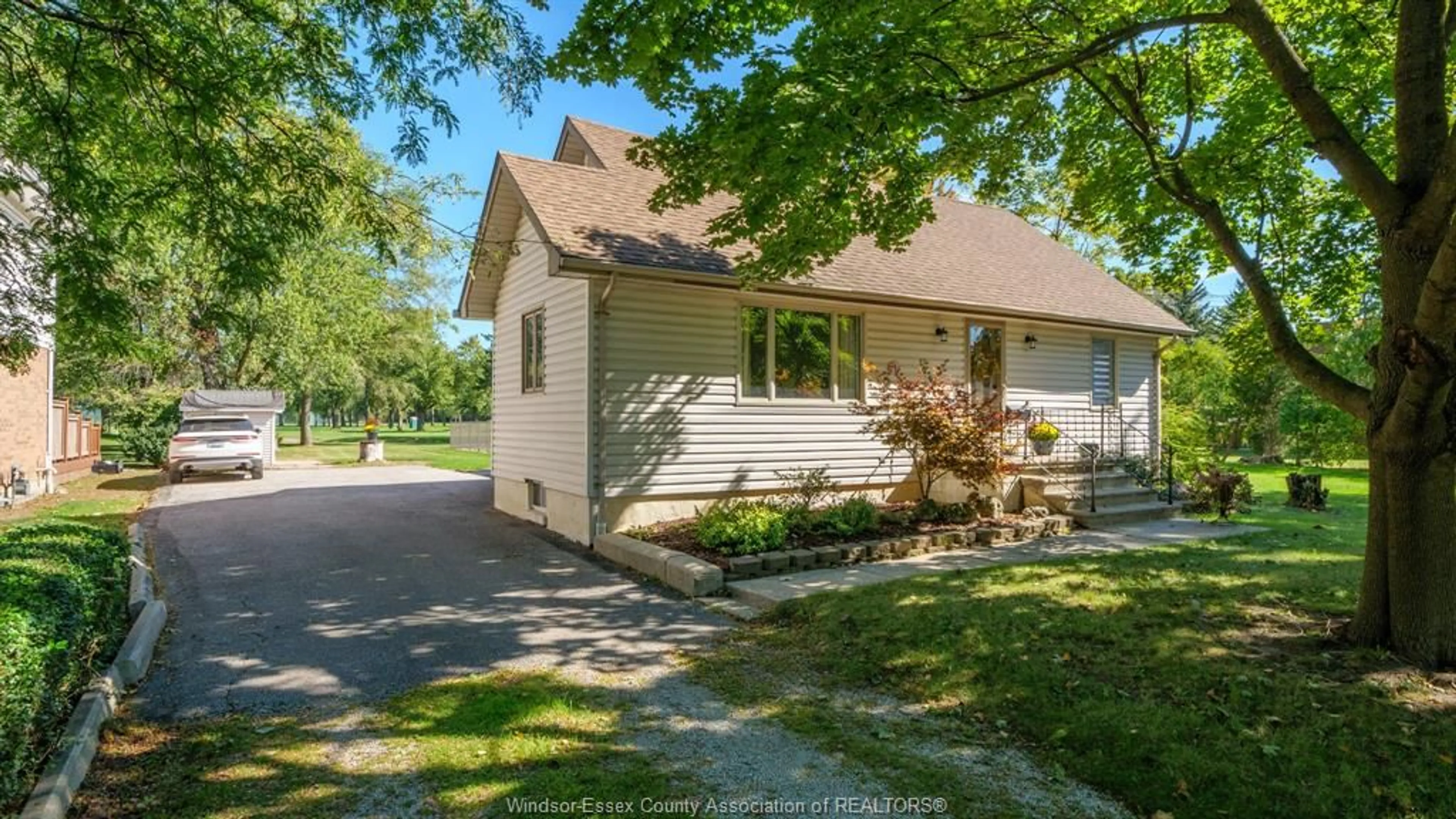 A pic from outside/outdoor area/front of a property/back of a property/a pic from drone, street for 4054 ROSELAND Dr, Windsor Ontario N9G 1Z8