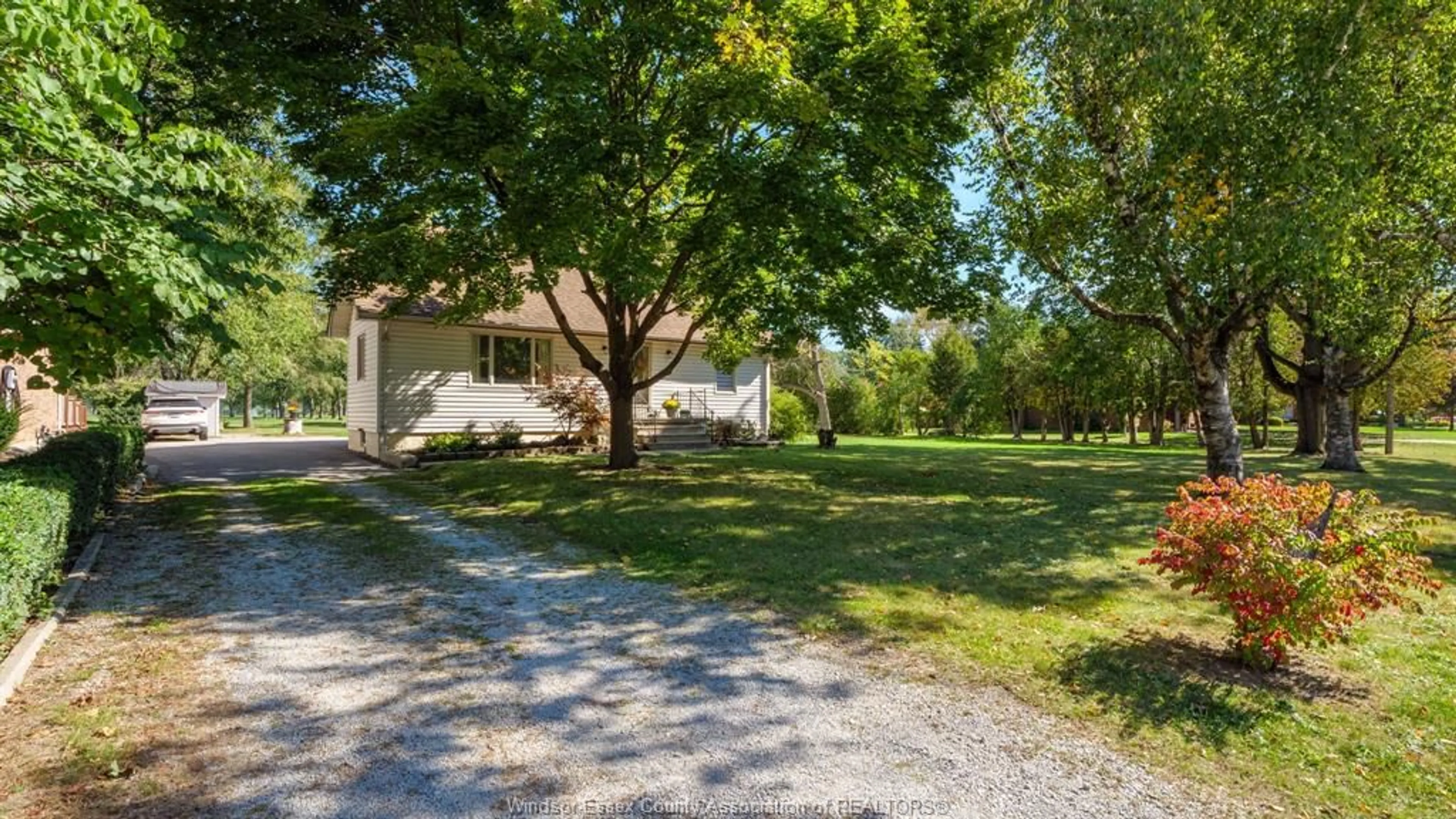 A pic from outside/outdoor area/front of a property/back of a property/a pic from drone, street for 4054 ROSELAND Dr, Windsor Ontario N9G 1Z8