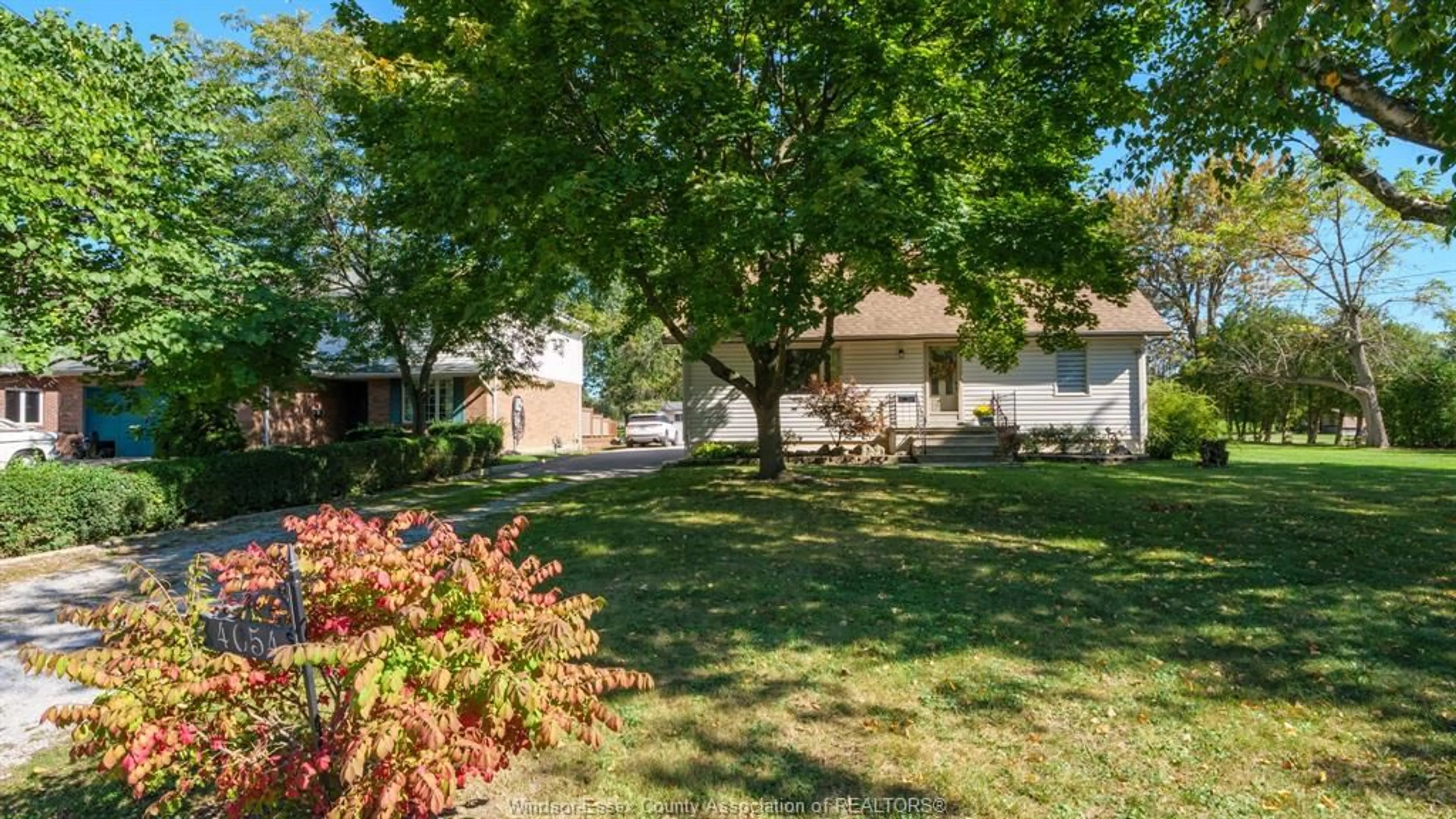 Patio, street for 4054 ROSELAND Dr, Windsor Ontario N9G 1Z8