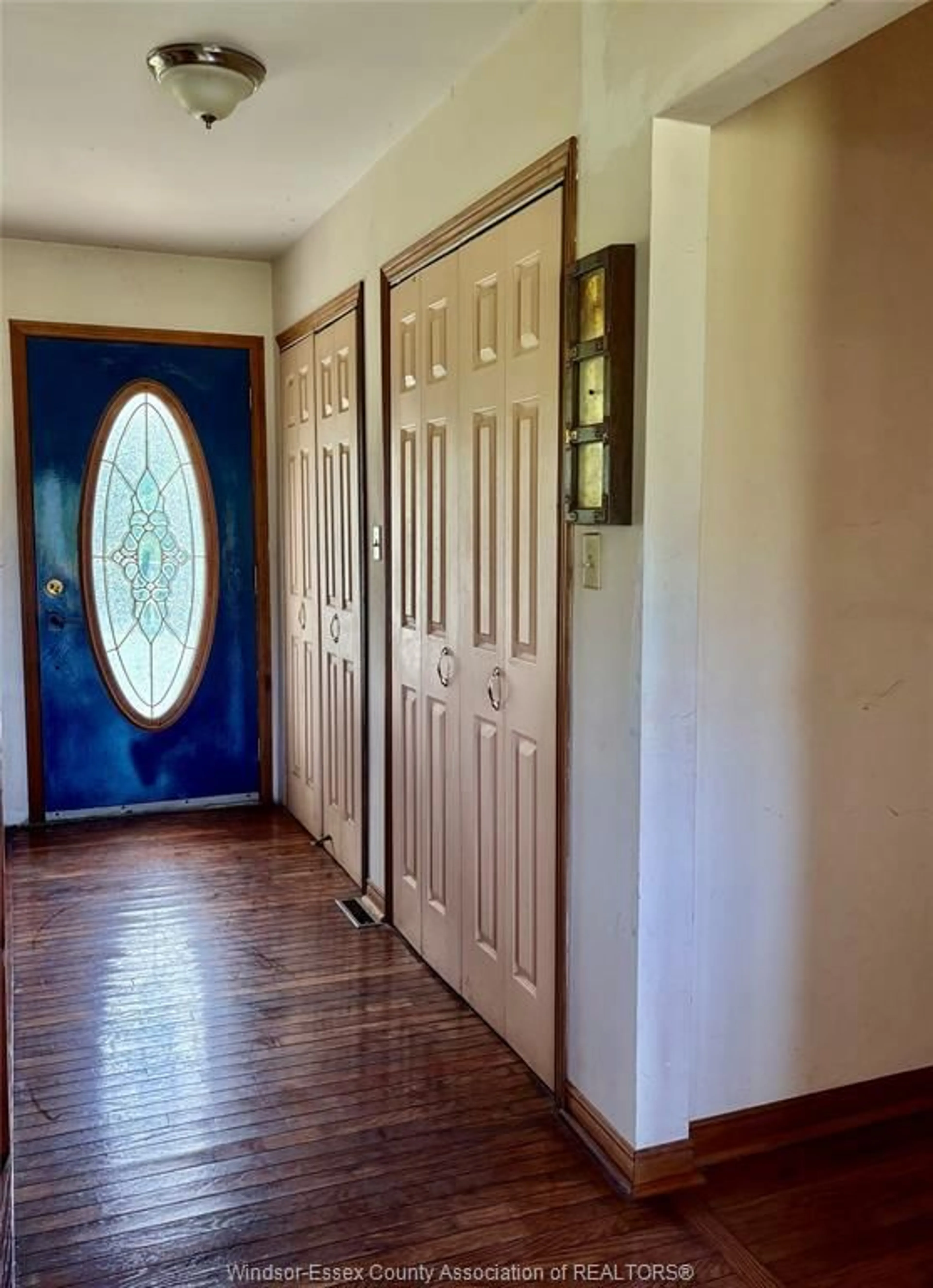 Indoor entryway for 2 Parsons Rd, Pelee Island Ontario N0R 1M0