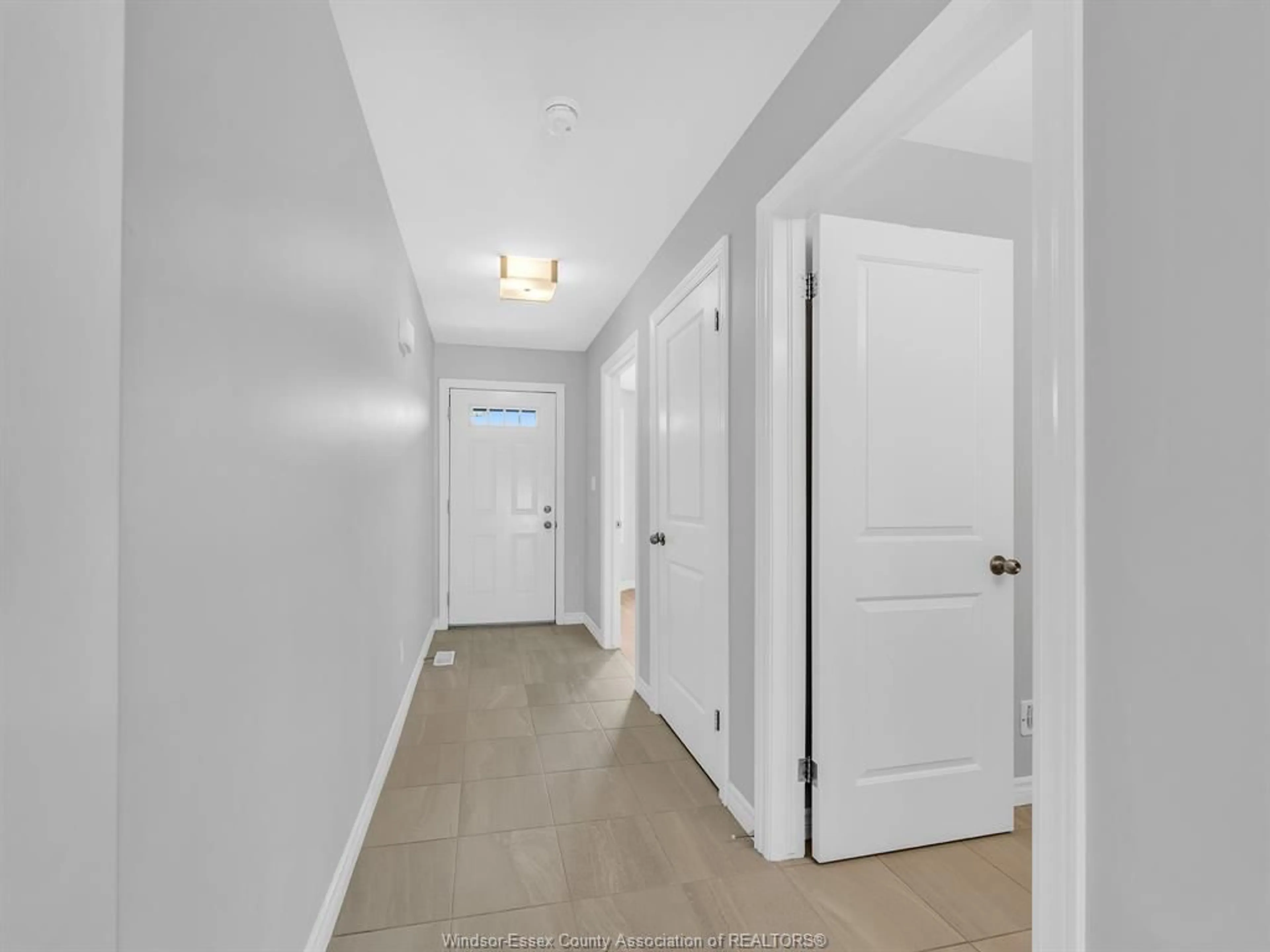 Indoor entryway for 1186 PEABODY Ave, Windsor Ontario N8P 0C7
