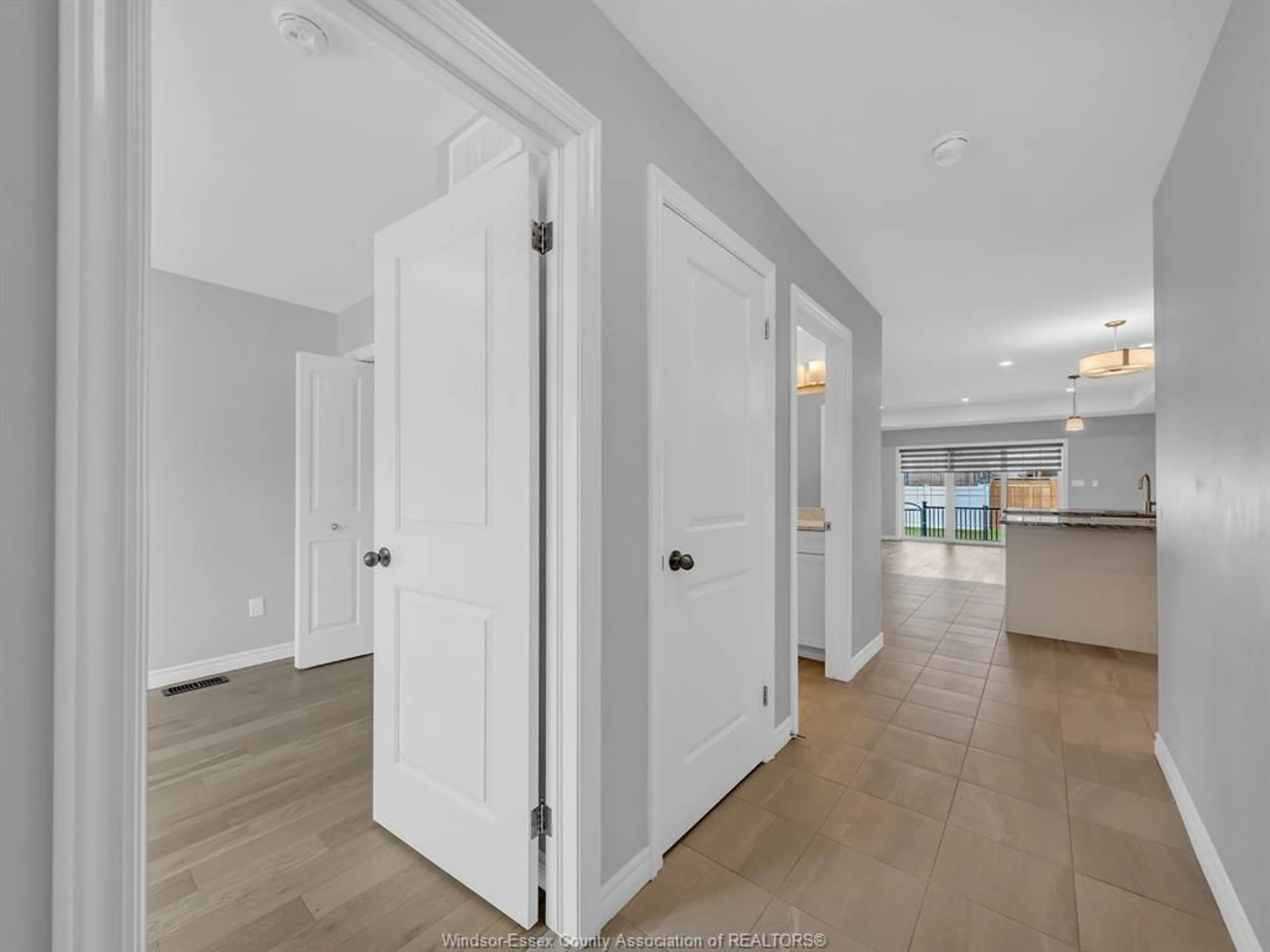 Indoor entryway for 1186 PEABODY Ave, Windsor Ontario N8P 0C7
