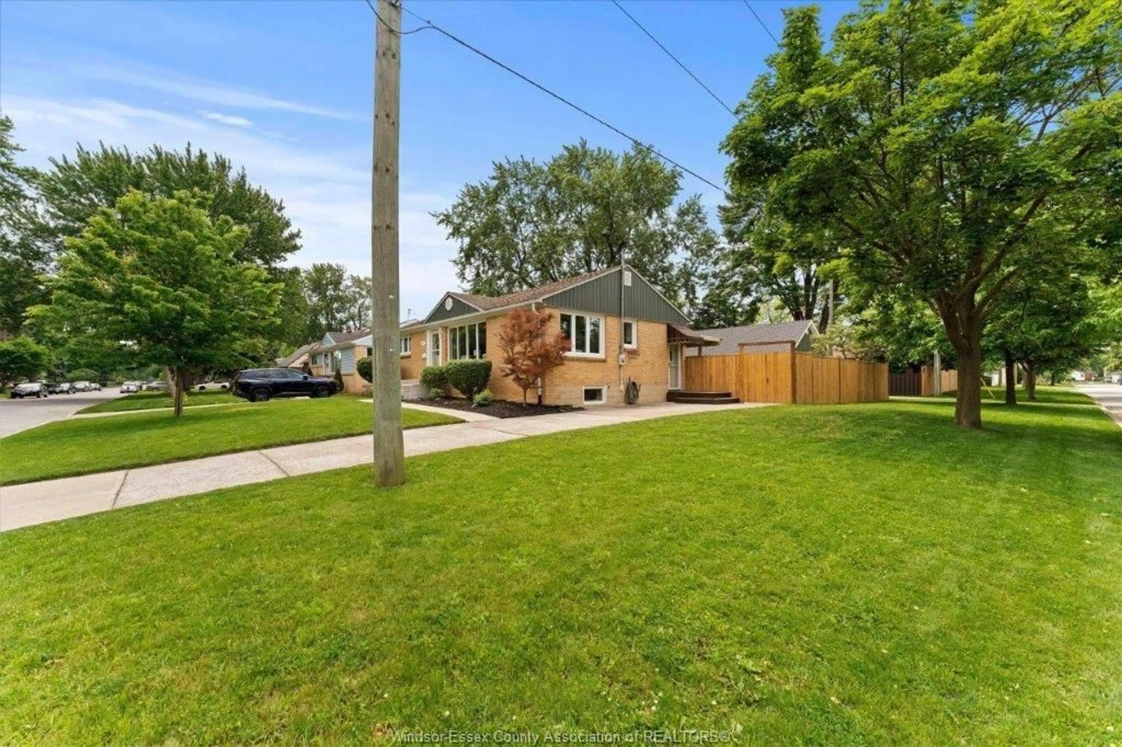 A pic from outside/outdoor area/front of a property/back of a property/a pic from drone, street for 3501 DANDURAND, Windsor Ontario N9E 2G2