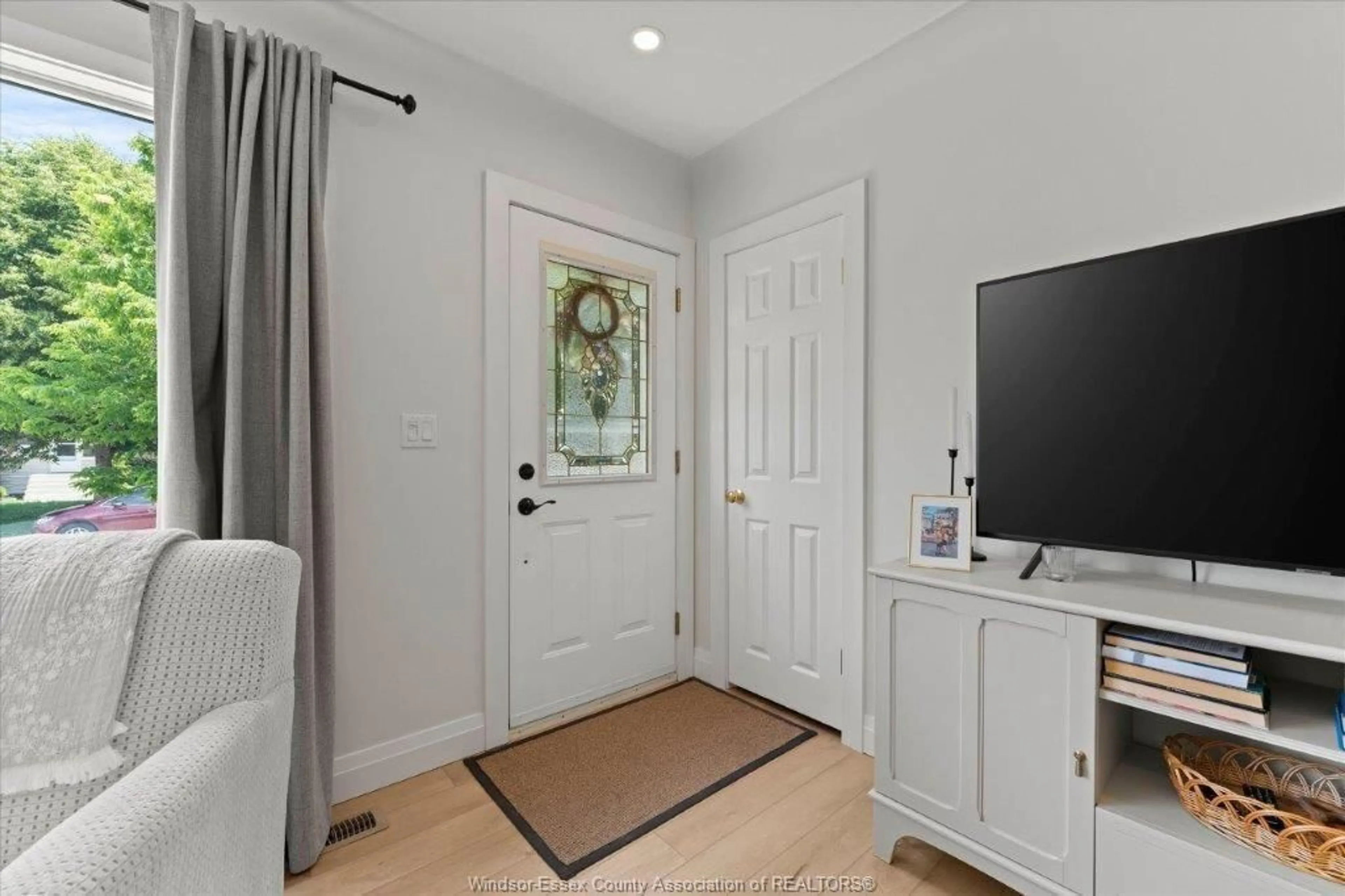 Indoor entryway for 3501 DANDURAND, Windsor Ontario N9E 2G2