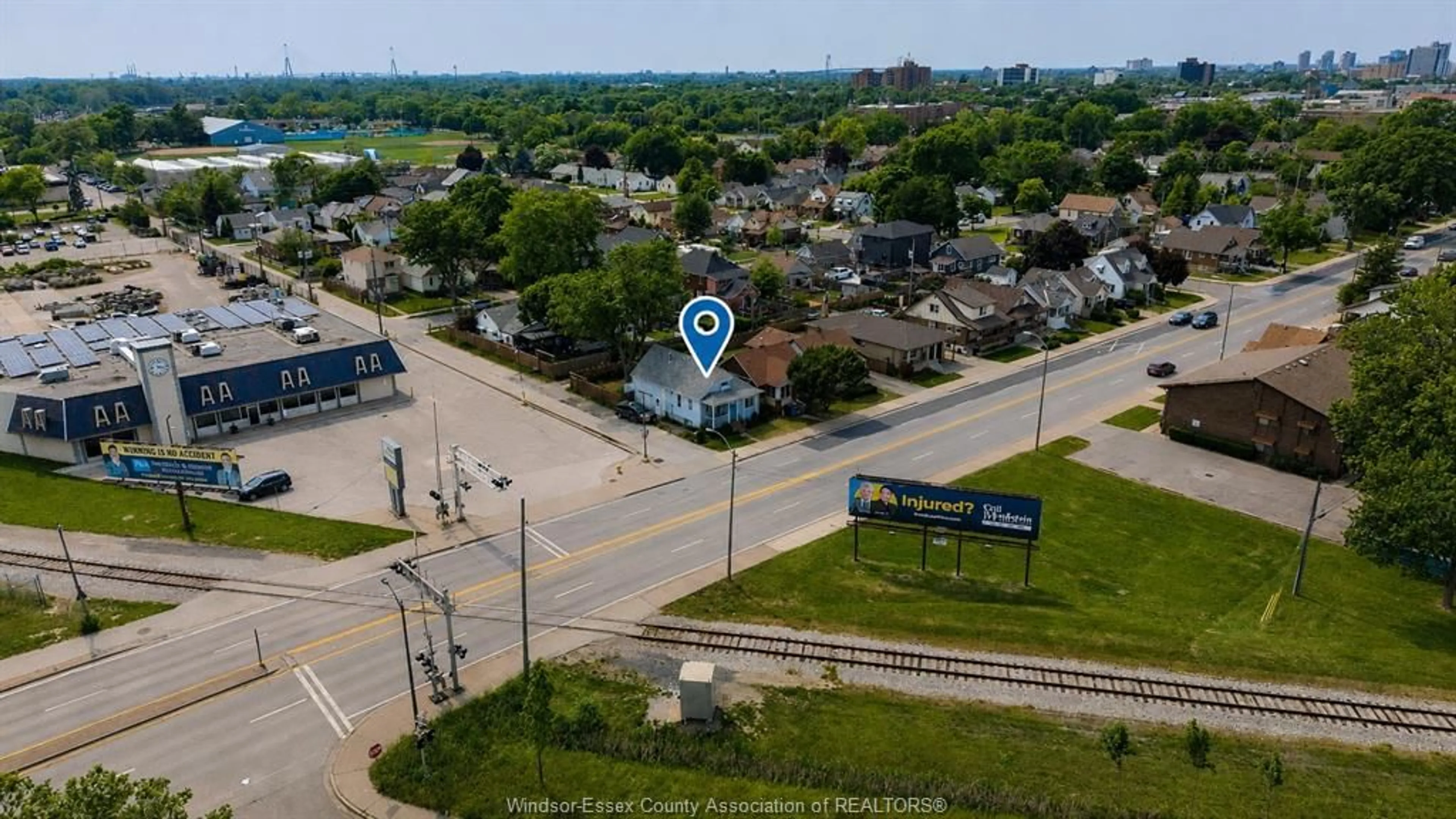 A pic from outside/outdoor area/front of a property/back of a property/a pic from drone, street for 2429 HOWARD Ave, Windsor Ontario N9X 3V5