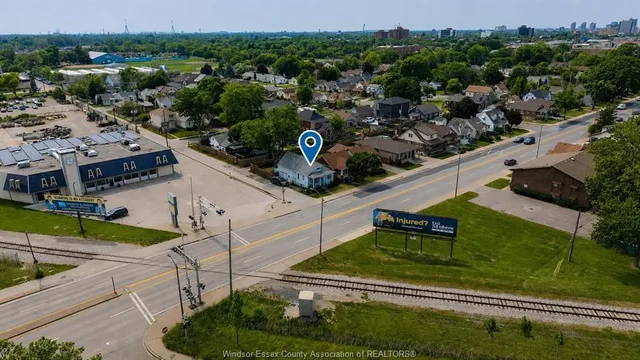 2429 HOWARD Ave, Windsor 2