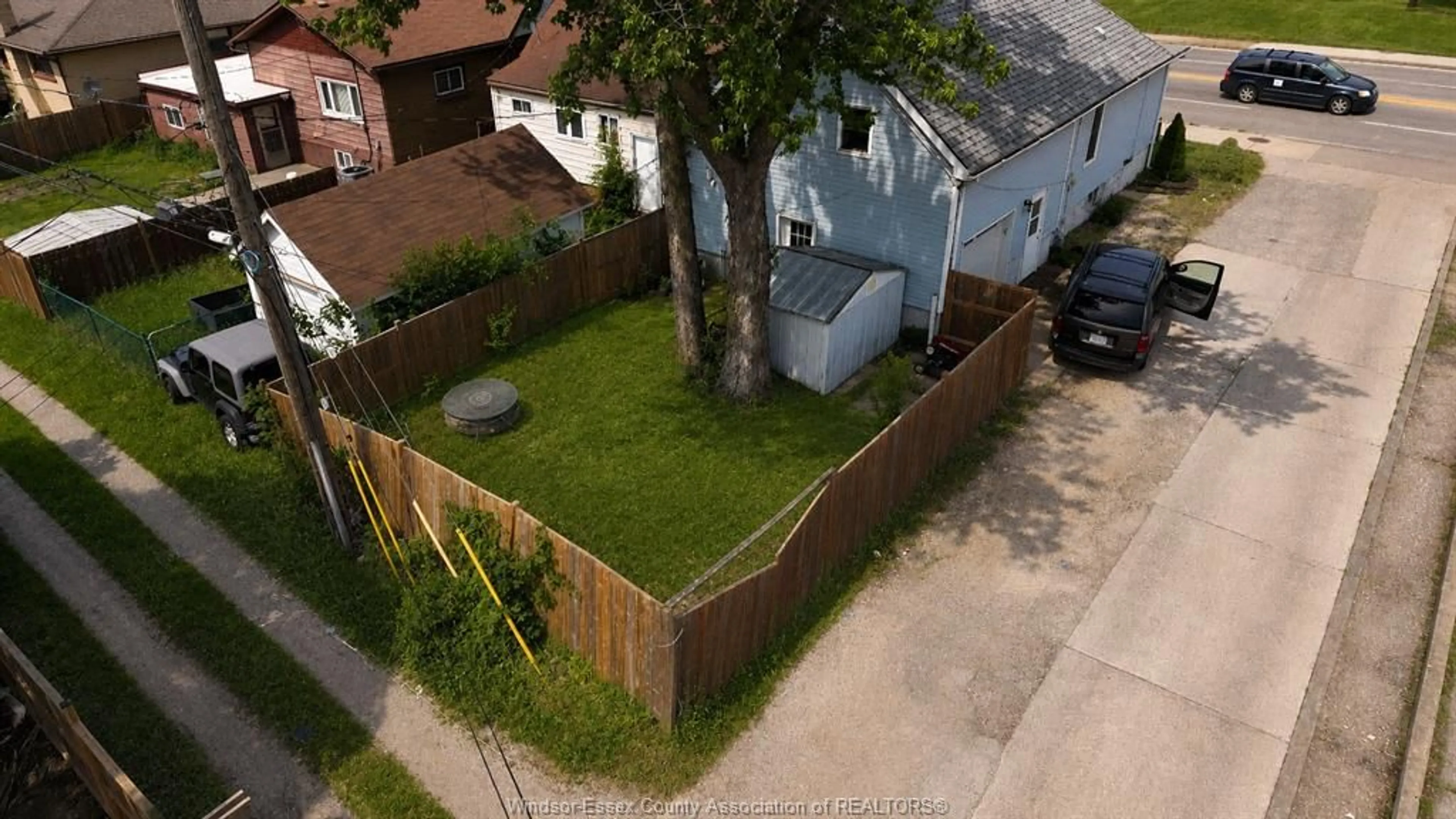 A pic from outside/outdoor area/front of a property/back of a property/a pic from drone, street for 2429 HOWARD Ave, Windsor Ontario N9X 3V5