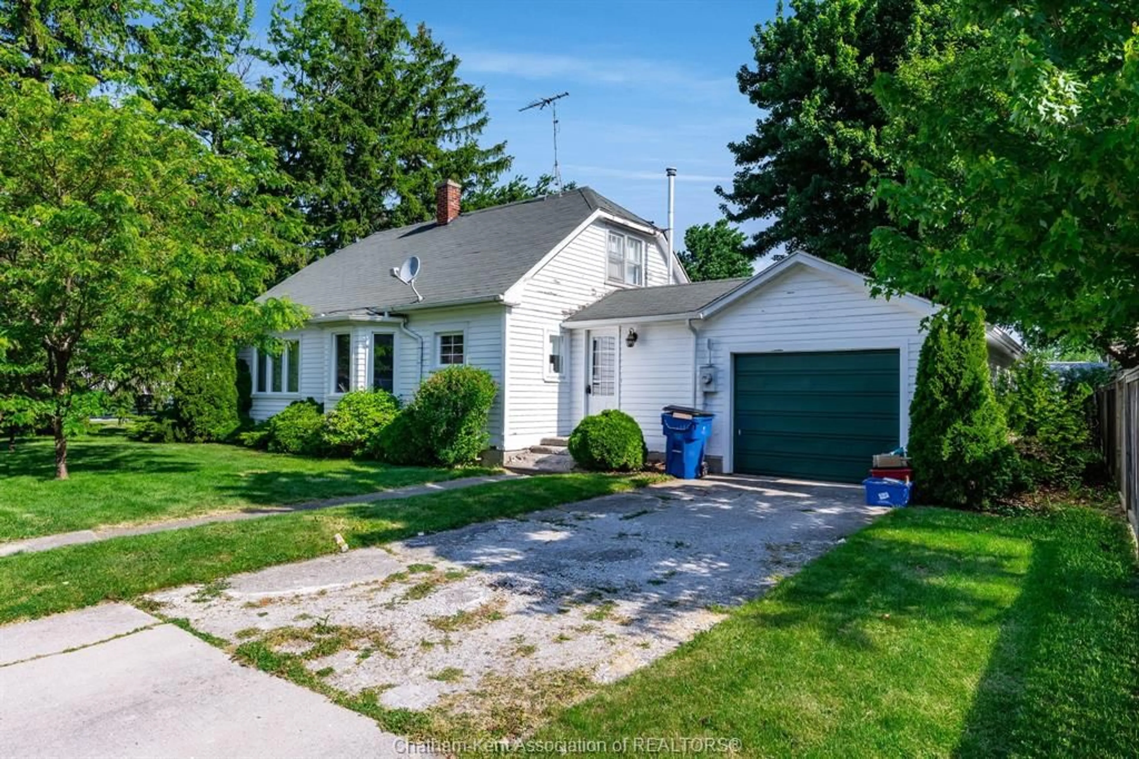 A pic from outside/outdoor area/front of a property/back of a property/a pic from drone, street for 31 Cathcart St, Tilbury Ontario N0P 2L0