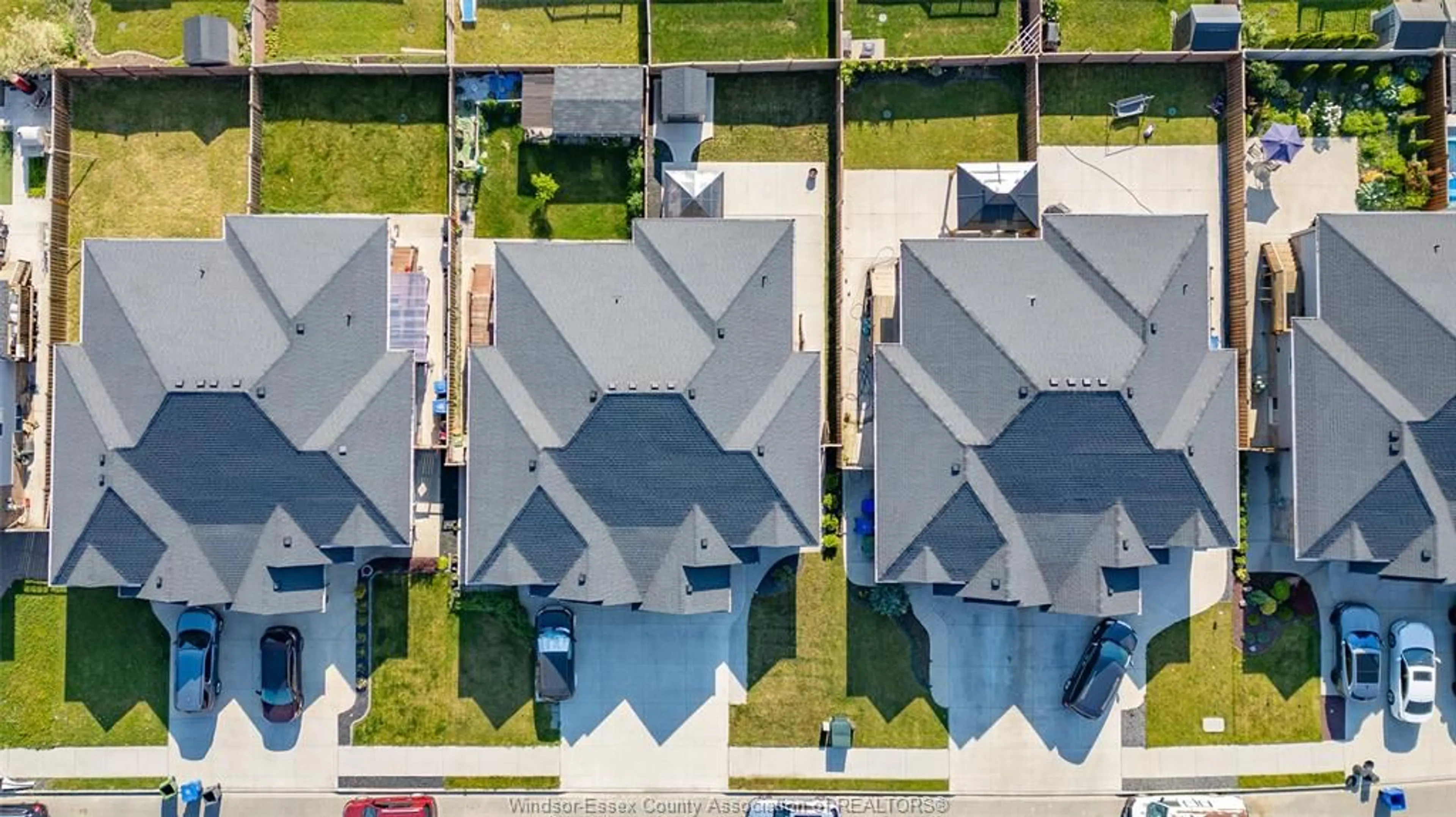 A pic from outside/outdoor area/front of a property/back of a property/a pic from drone, street for 3170 VIOLA Cres, Windsor Ontario N8N 0A3