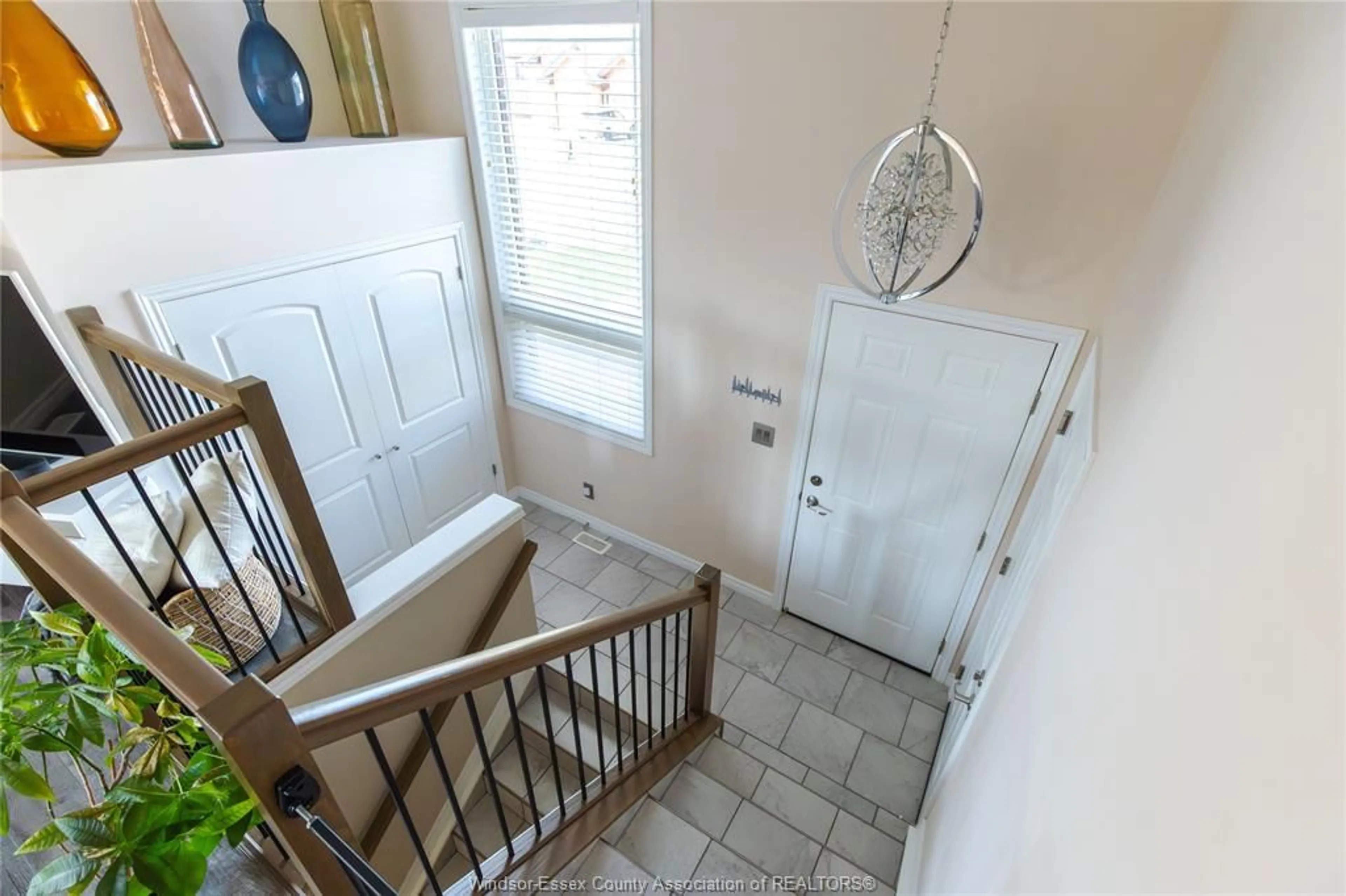 Indoor entryway for 3170 VIOLA Cres, Windsor Ontario N8N 0A3