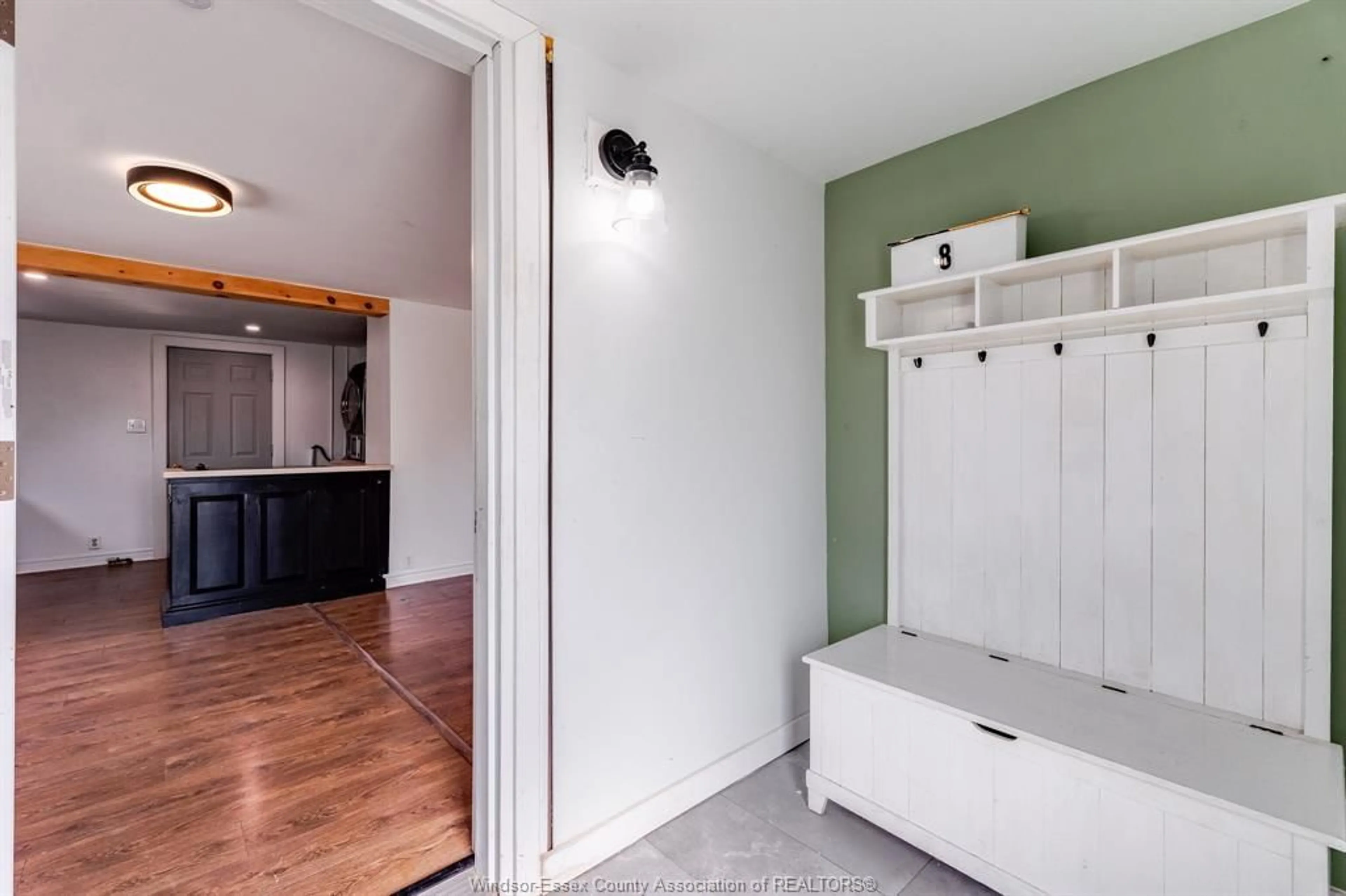 Indoor entryway for 8 Payne St, Chatham Ontario N7M 4M9