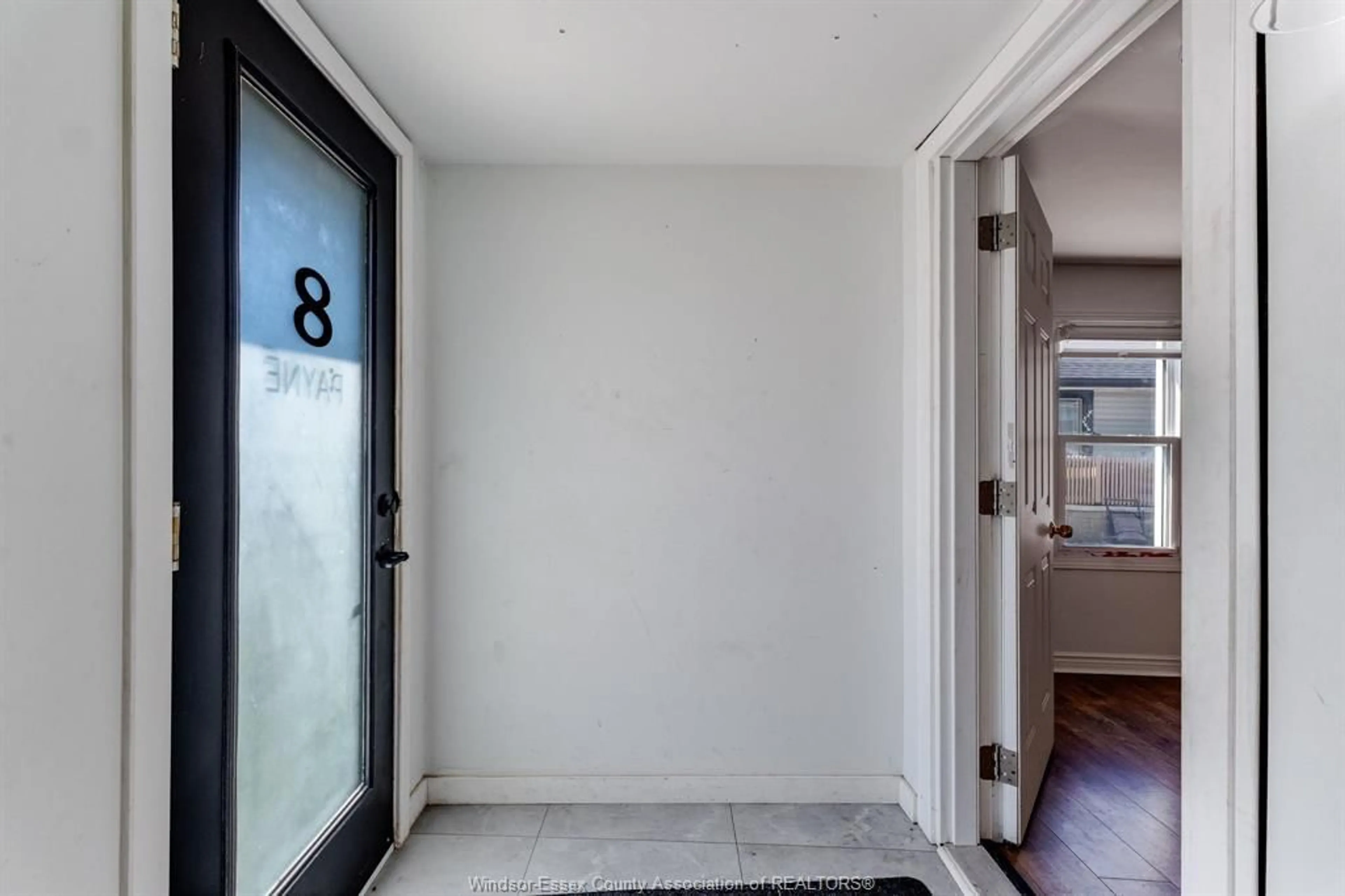 Indoor entryway for 8 Payne St, Chatham Ontario N7M 4M9