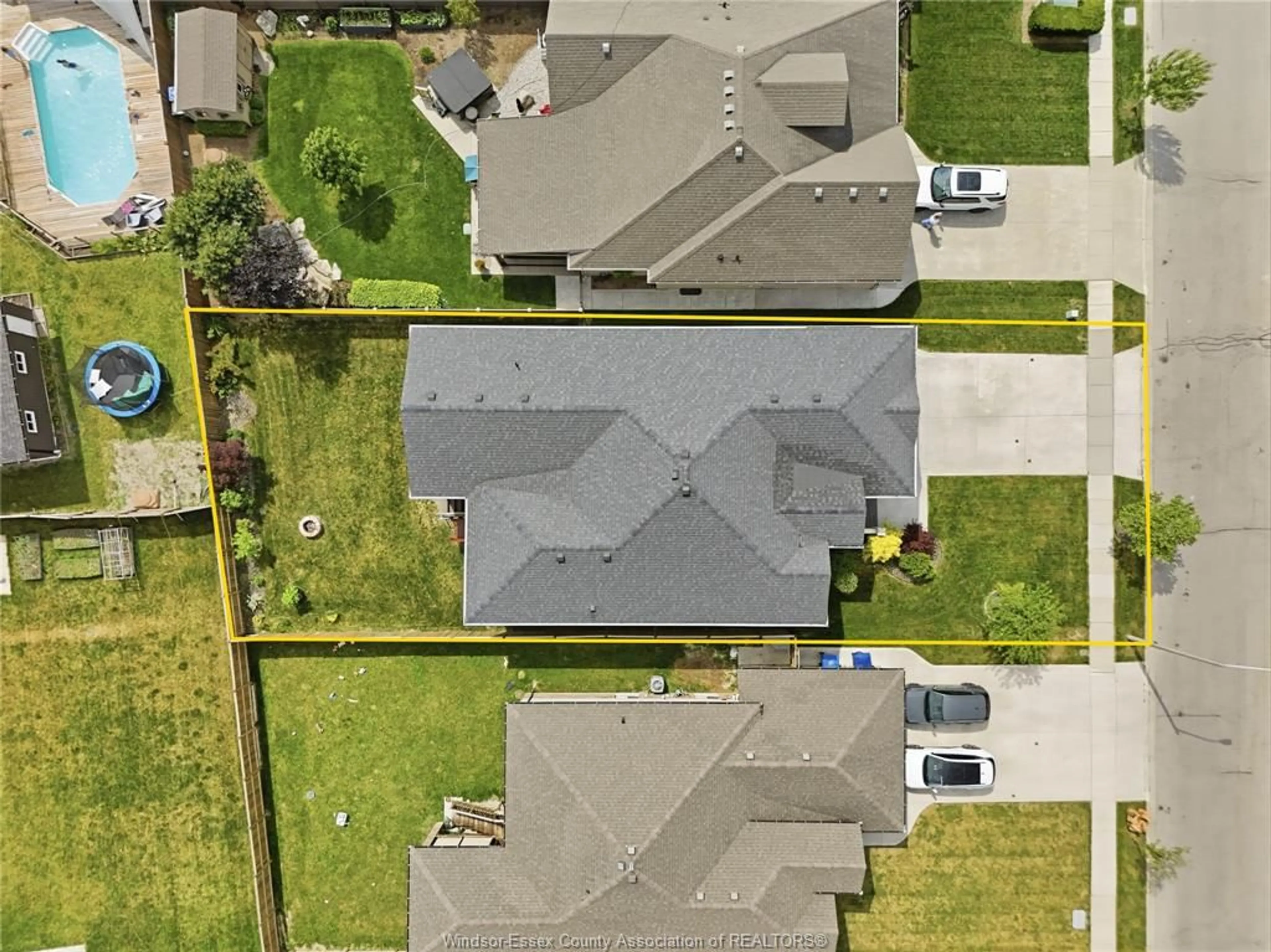 A pic from outside/outdoor area/front of a property/back of a property/a pic from drone, street for 227 SUMMER St, Belle River Ontario N8L 0G6