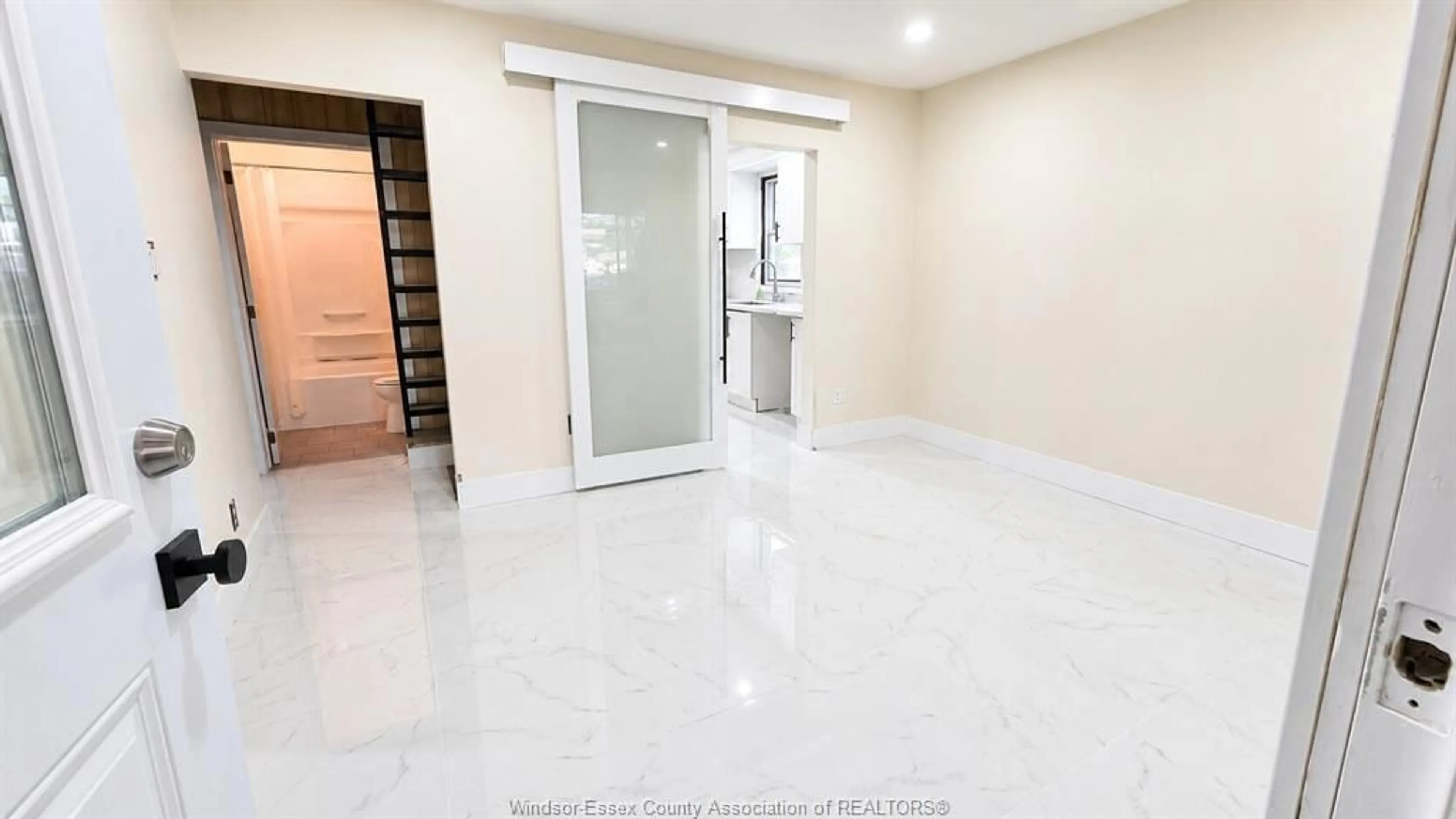 Indoor foyer for 610 VANIER St, Windsor Ontario N8X 3E3