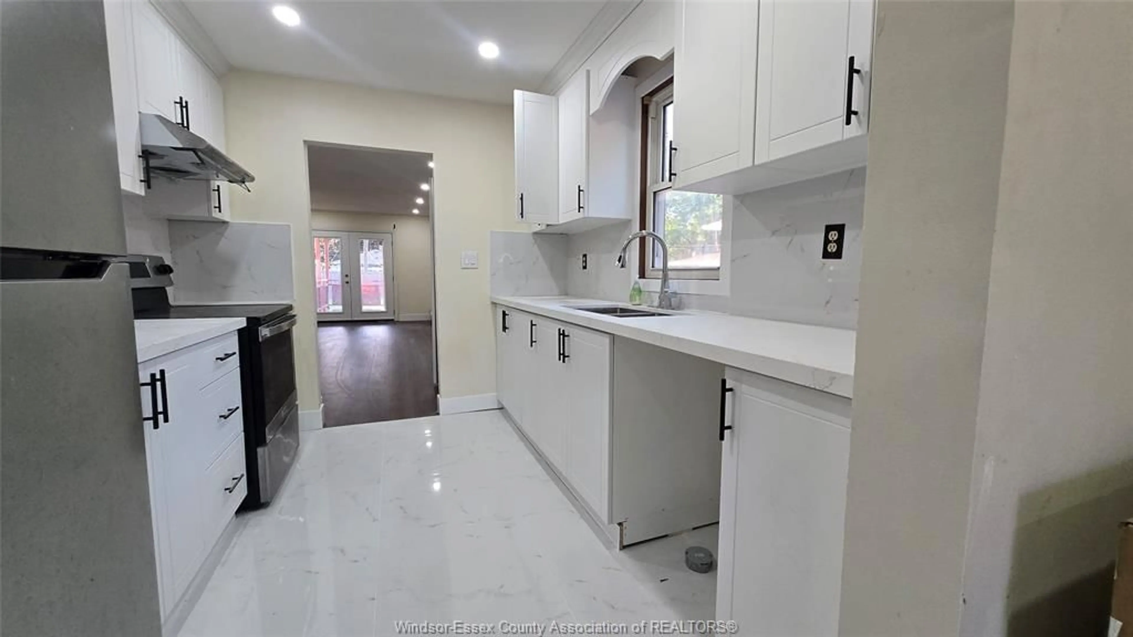 Standard kitchen, ceramic/tile floor for 610 VANIER St, Windsor Ontario N8X 3E3