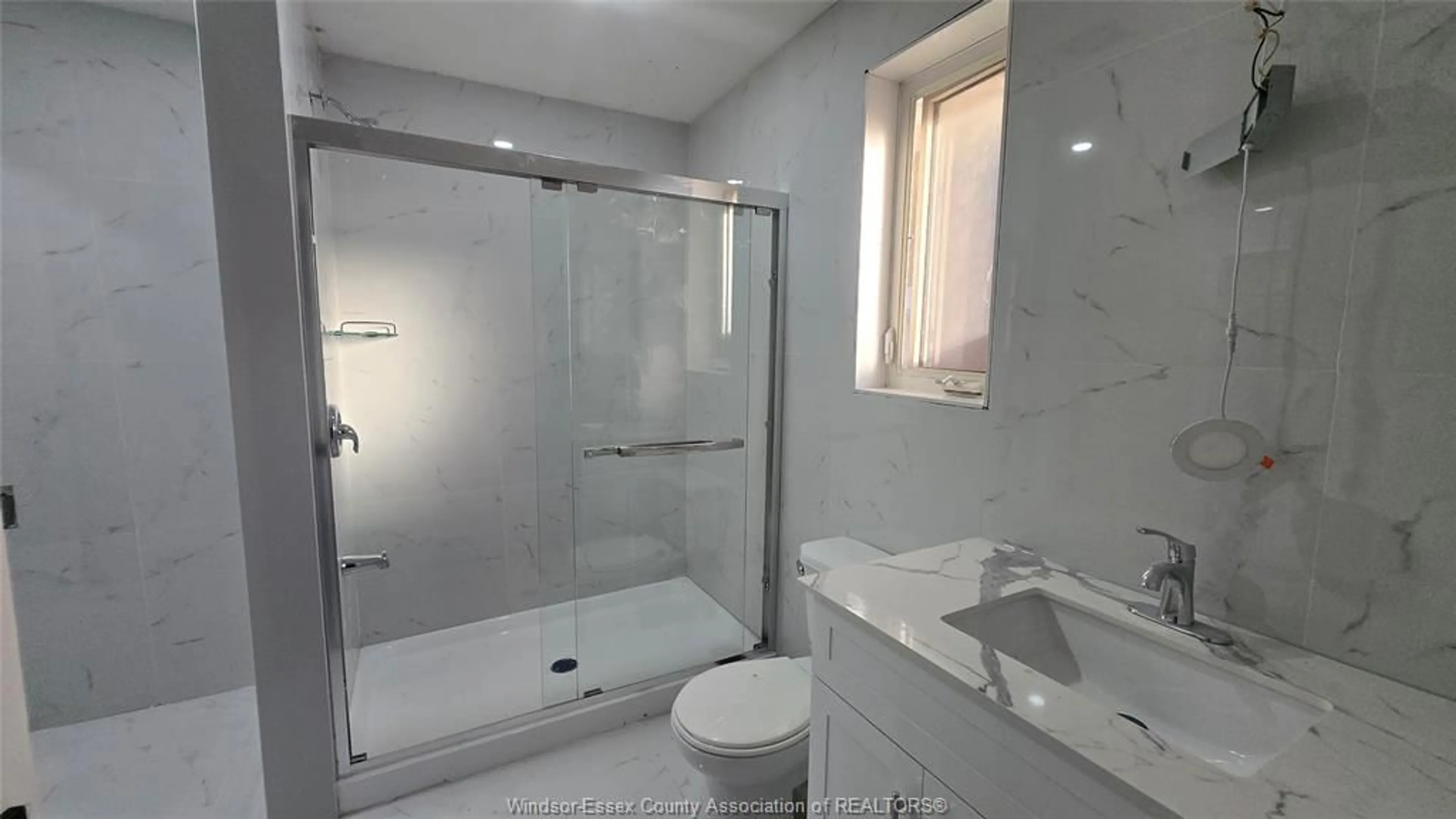 Standard bathroom, ceramic/tile floor for 610 VANIER St, Windsor Ontario N8X 3E3