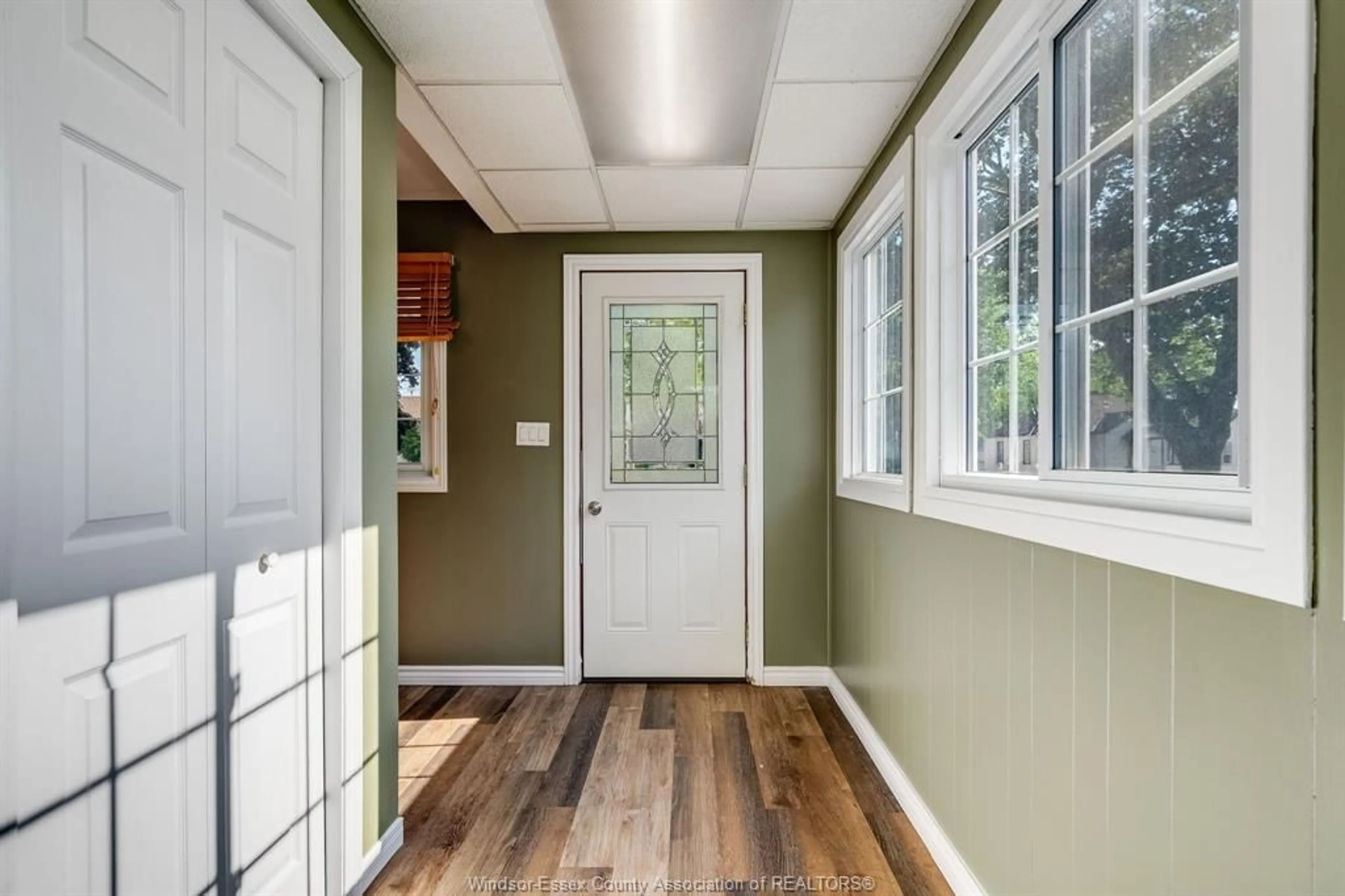 Indoor entryway for 102 Marlborough St, Leamington Ontario N8H 1X3