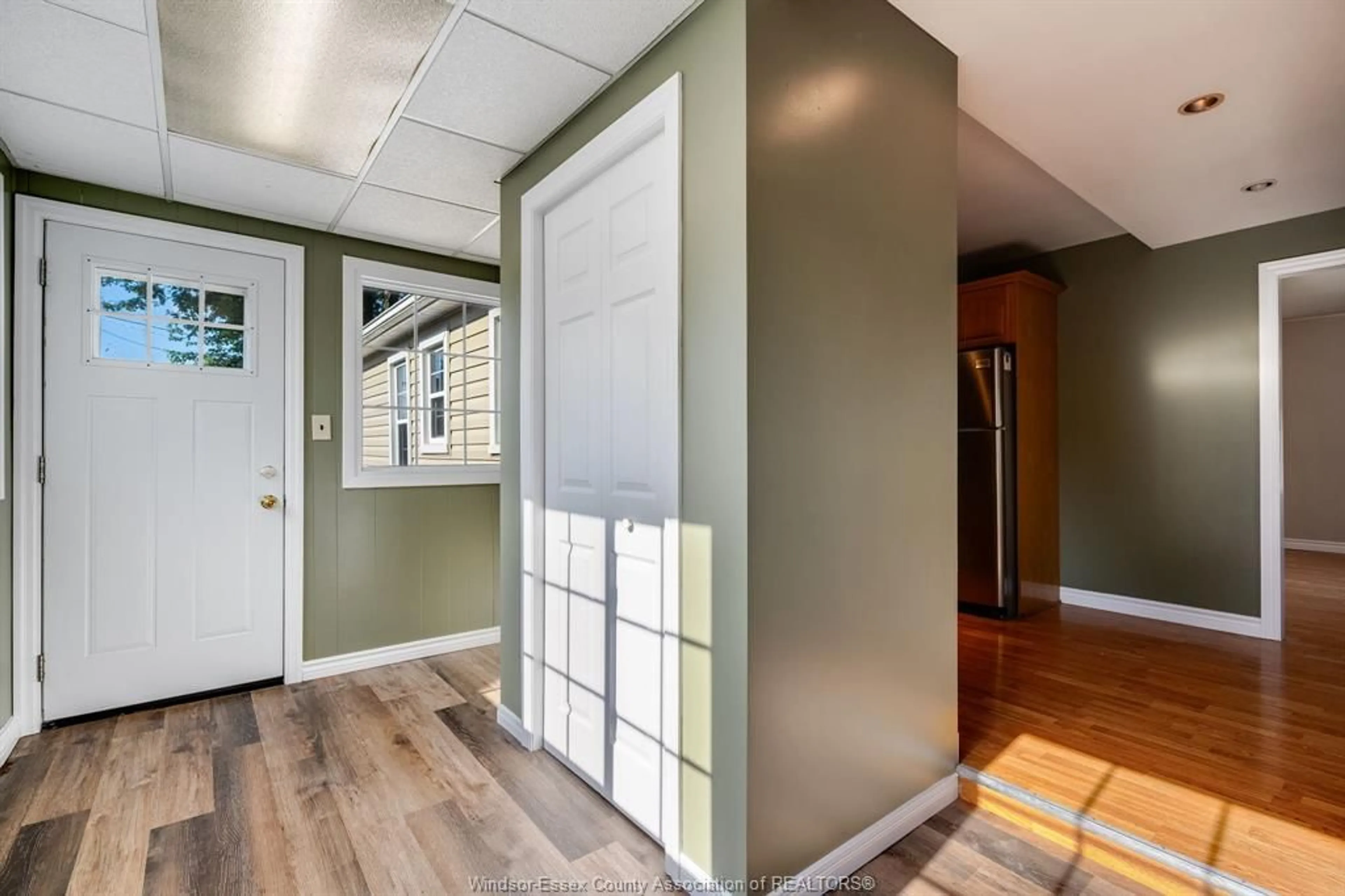 Indoor entryway for 102 Marlborough St, Leamington Ontario N8H 1X3