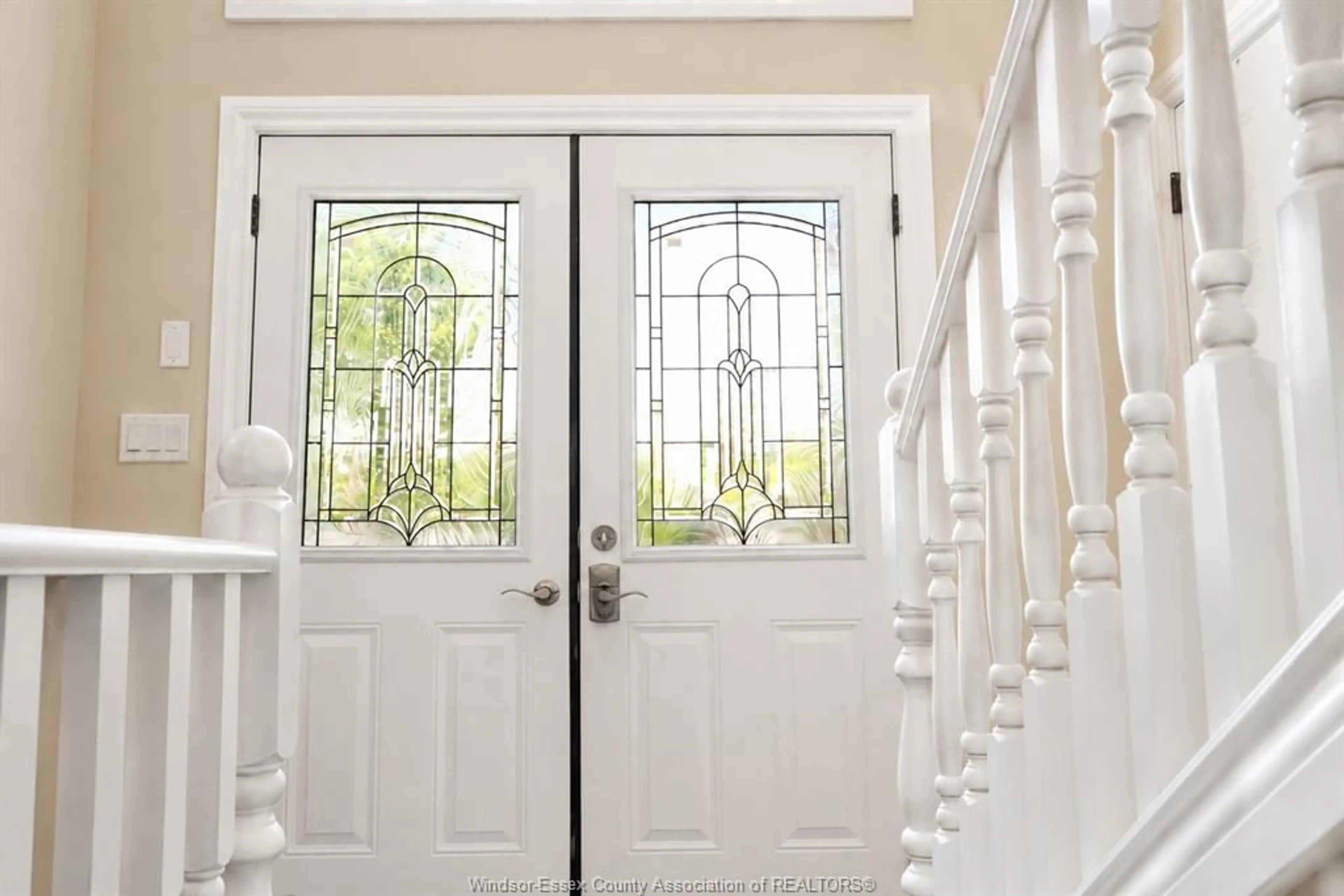 Indoor entryway for 1124 ST PAUL Ave, Windsor Ontario N8S 4T7