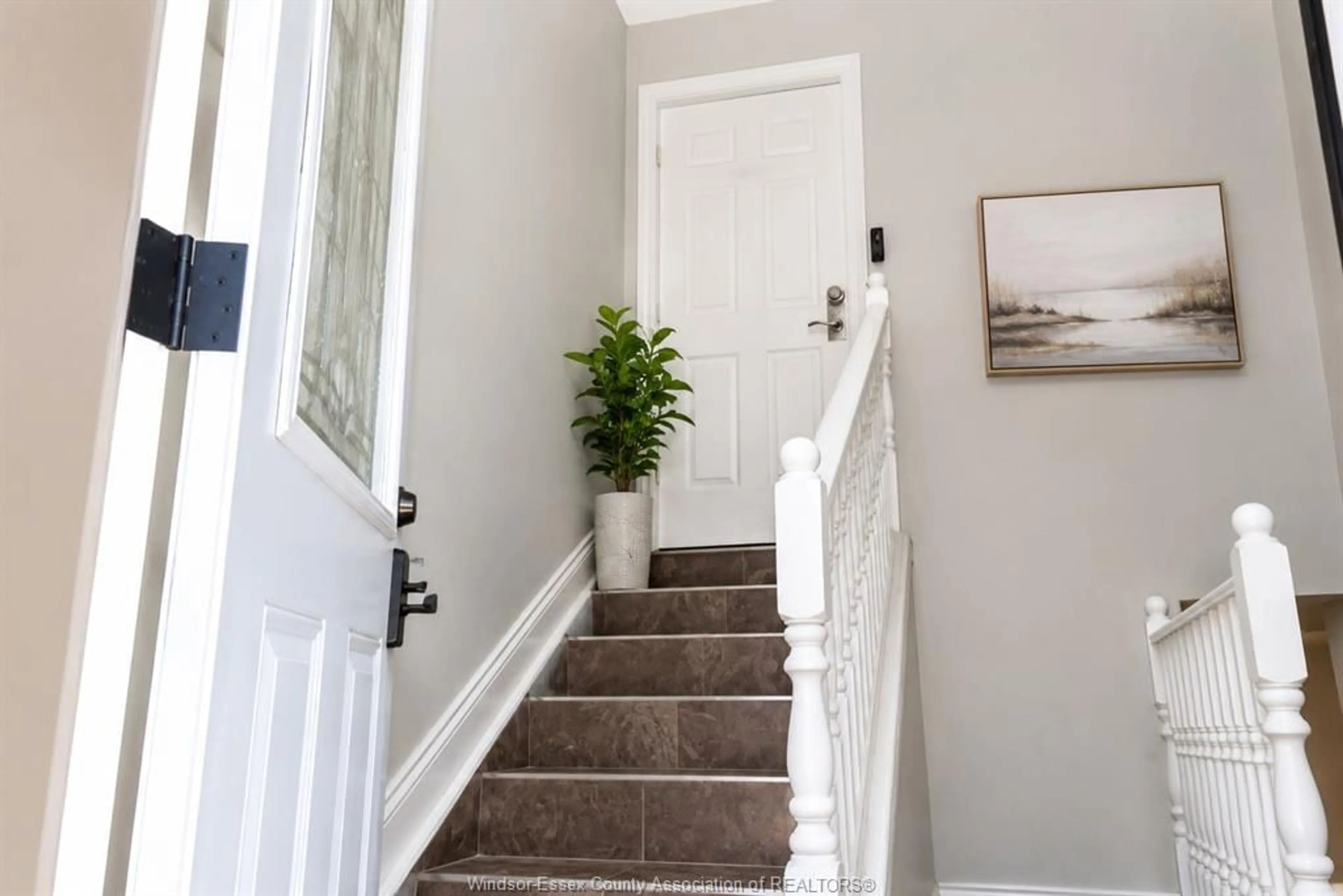 Indoor entryway for 1124 ST PAUL Ave, Windsor Ontario N8S 4T7