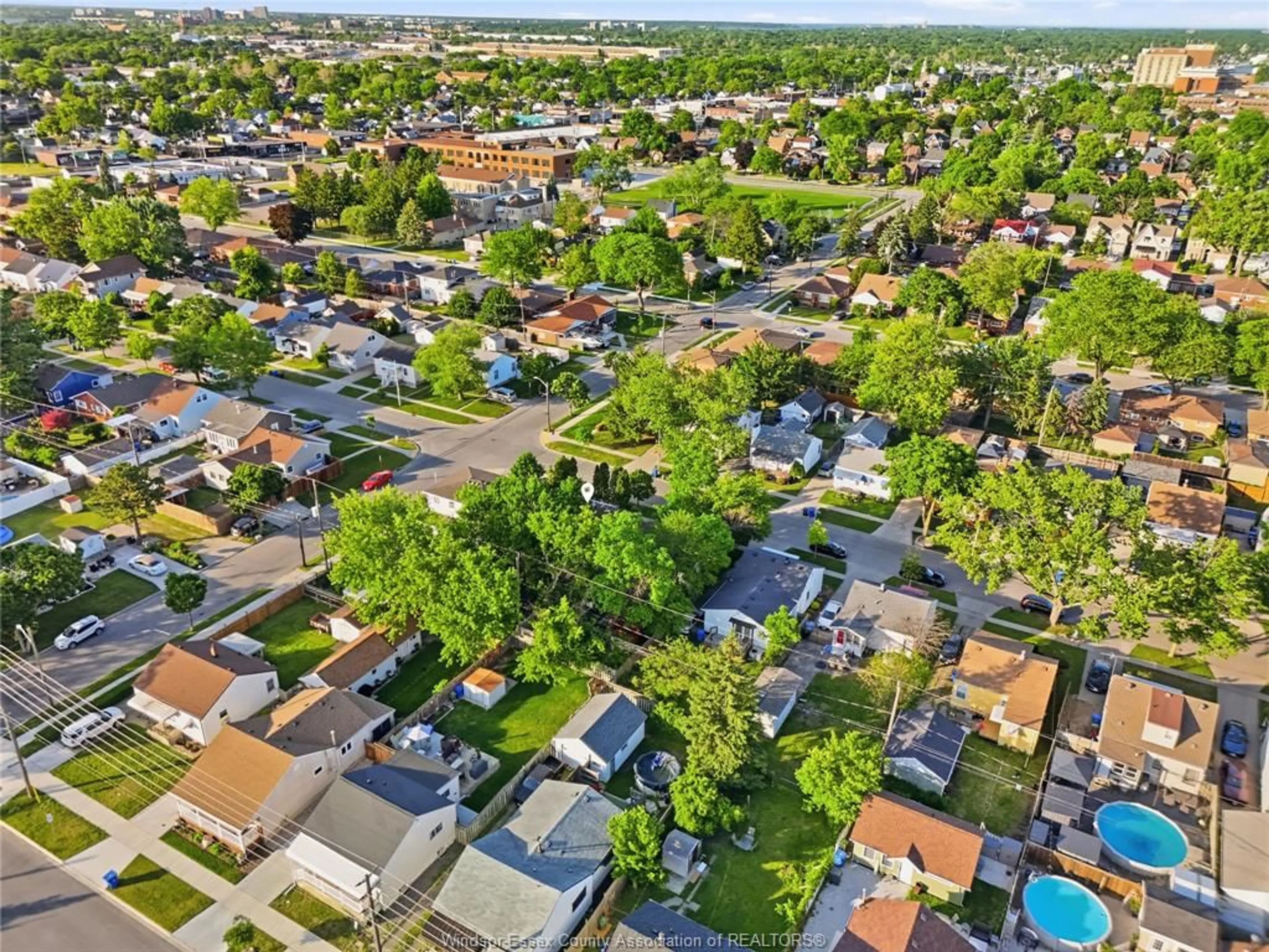 A pic from outside/outdoor area/front of a property/back of a property/a pic from drone, street for 2215 FOREST Ave, Windsor Ontario N8W 2G7