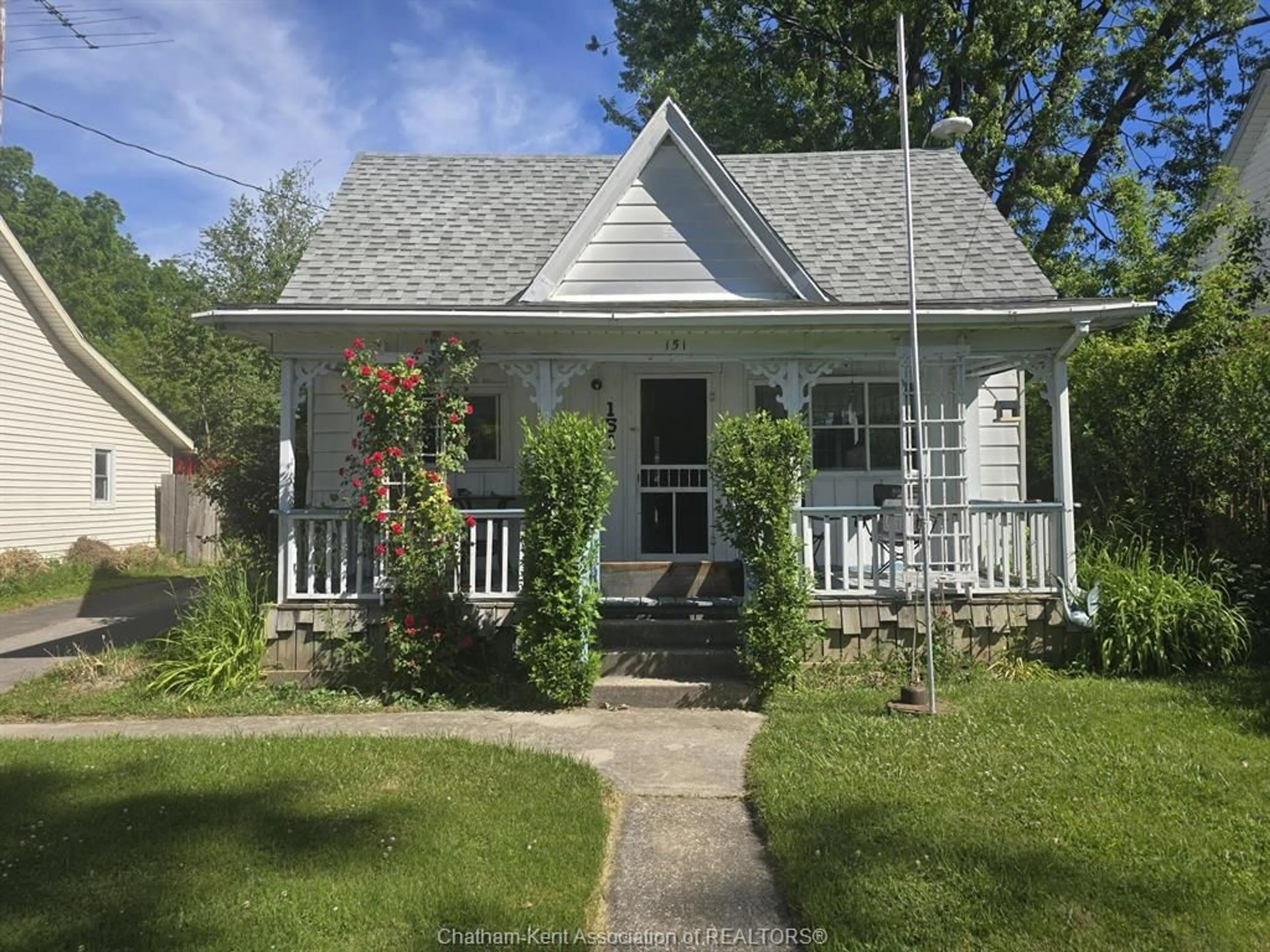 Home with vinyl exterior material, street for 151 WELLINGTON St, Chatham Ontario N7M 3P2