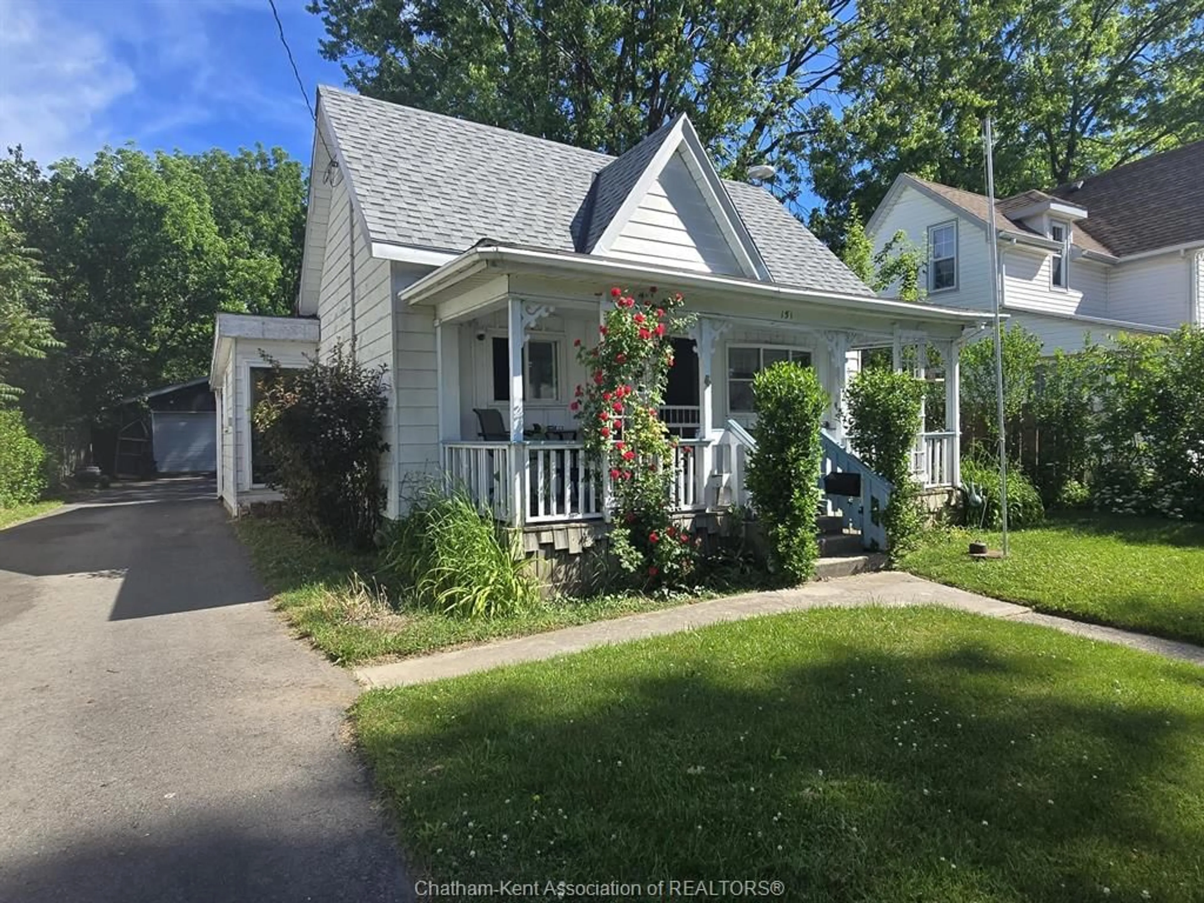 A pic from outside/outdoor area/front of a property/back of a property/a pic from drone, street for 151 WELLINGTON St, Chatham Ontario N7M 3P2