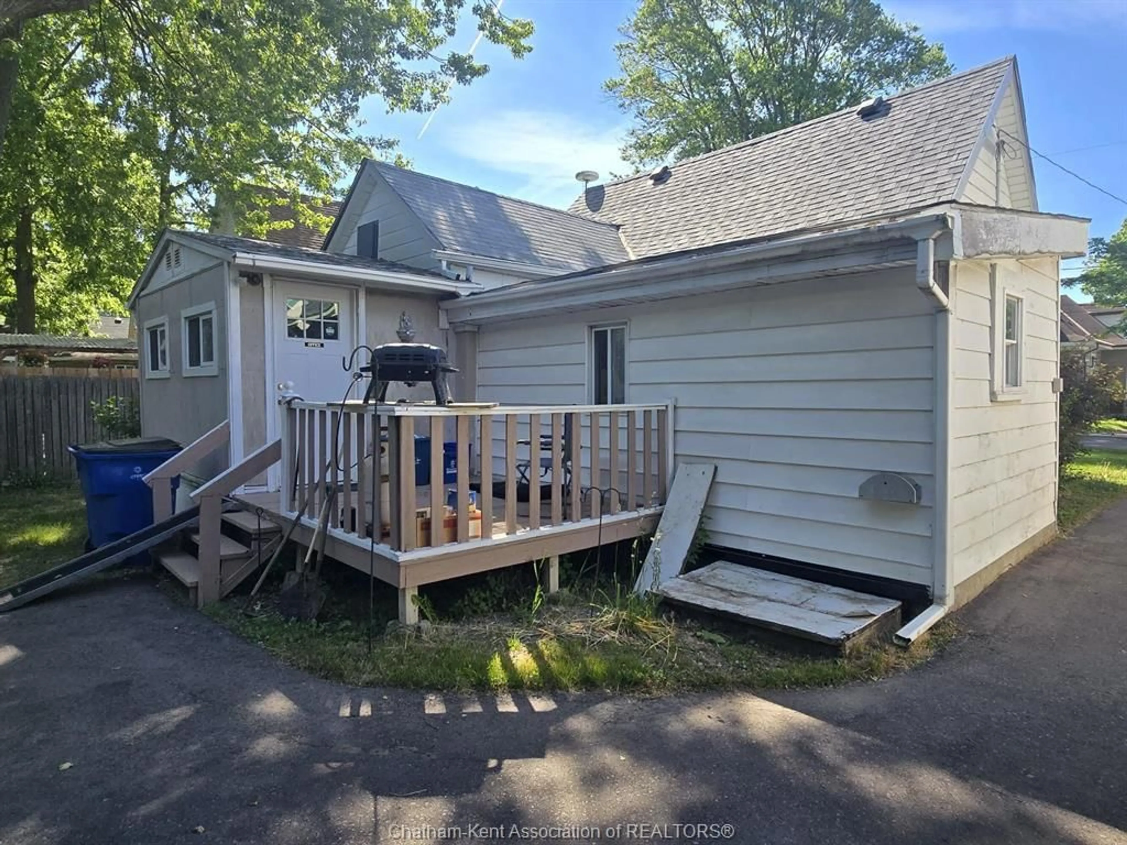 A pic from outside/outdoor area/front of a property/back of a property/a pic from drone, street for 151 WELLINGTON St, Chatham Ontario N7M 3P2