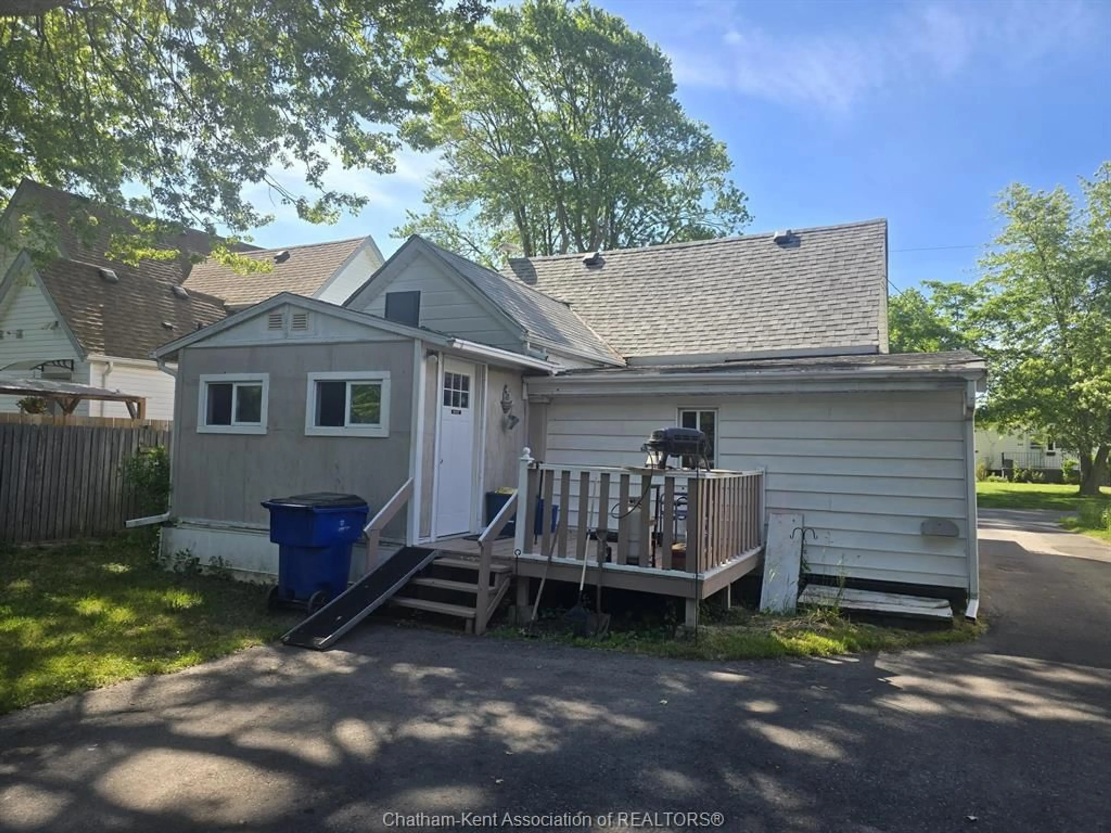 A pic from outside/outdoor area/front of a property/back of a property/a pic from drone, street for 151 WELLINGTON St, Chatham Ontario N7M 3P2