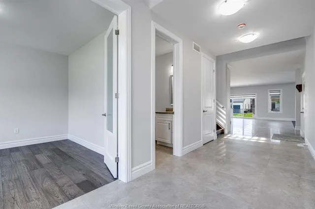 210 COWAN Crt, Amherstburg 2