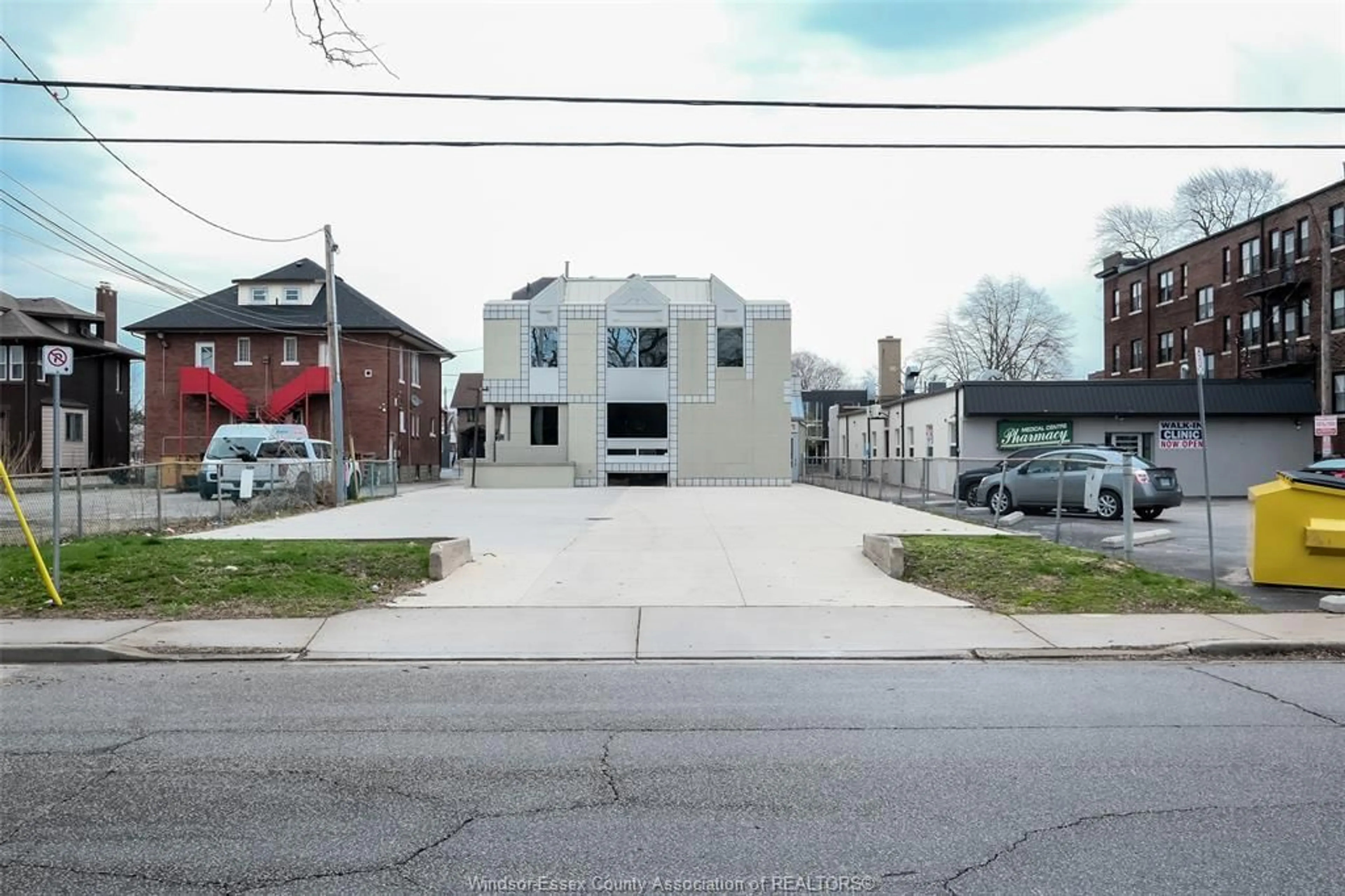 A pic from outside/outdoor area/front of a property/back of a property/a pic from drone, street for 1585 PELISSIER, Windsor Ontario N9X 1M9