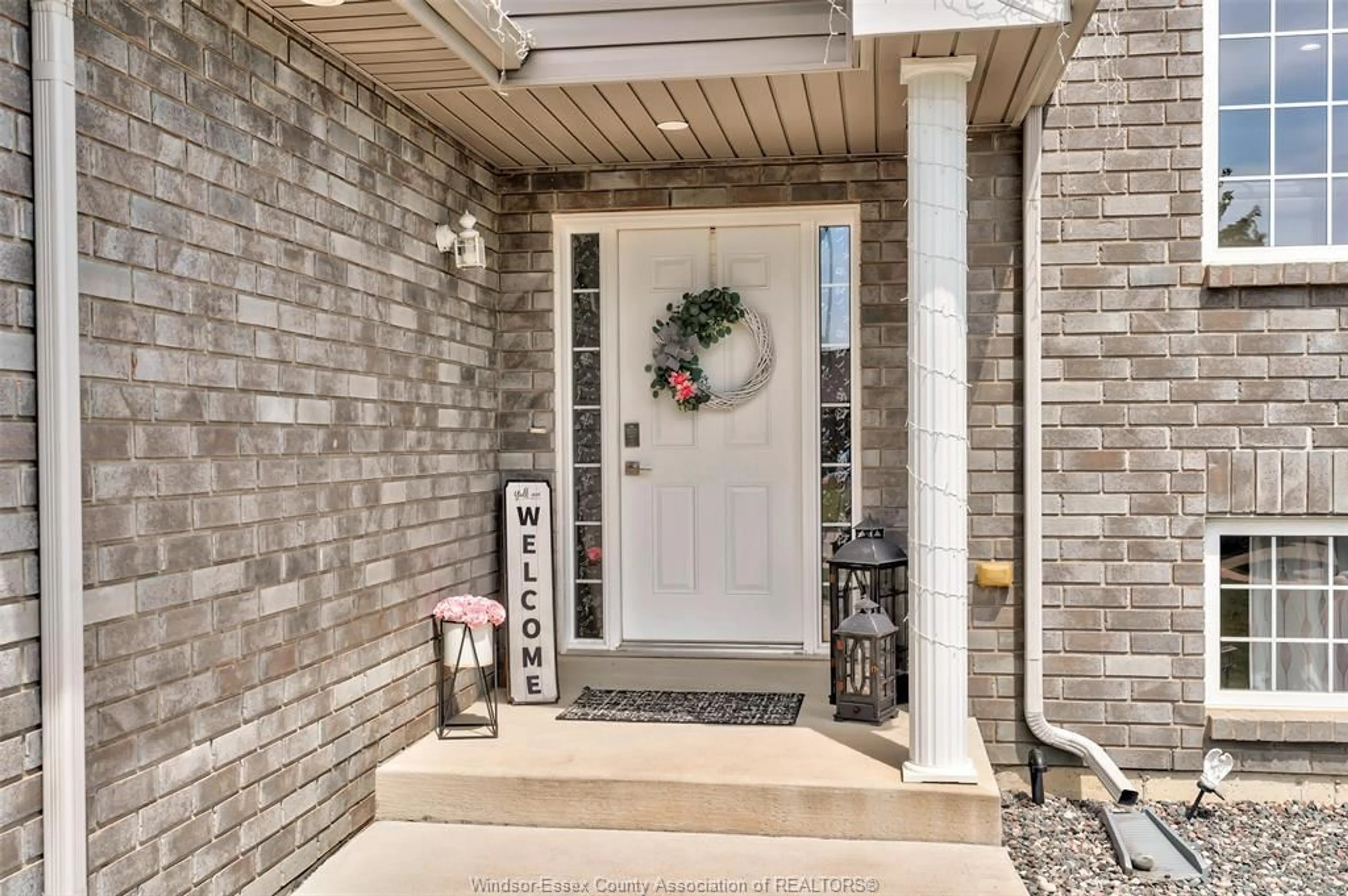 Indoor entryway for 1026 THUNDERBAY Ave, Windsor Ontario N8P 0C1