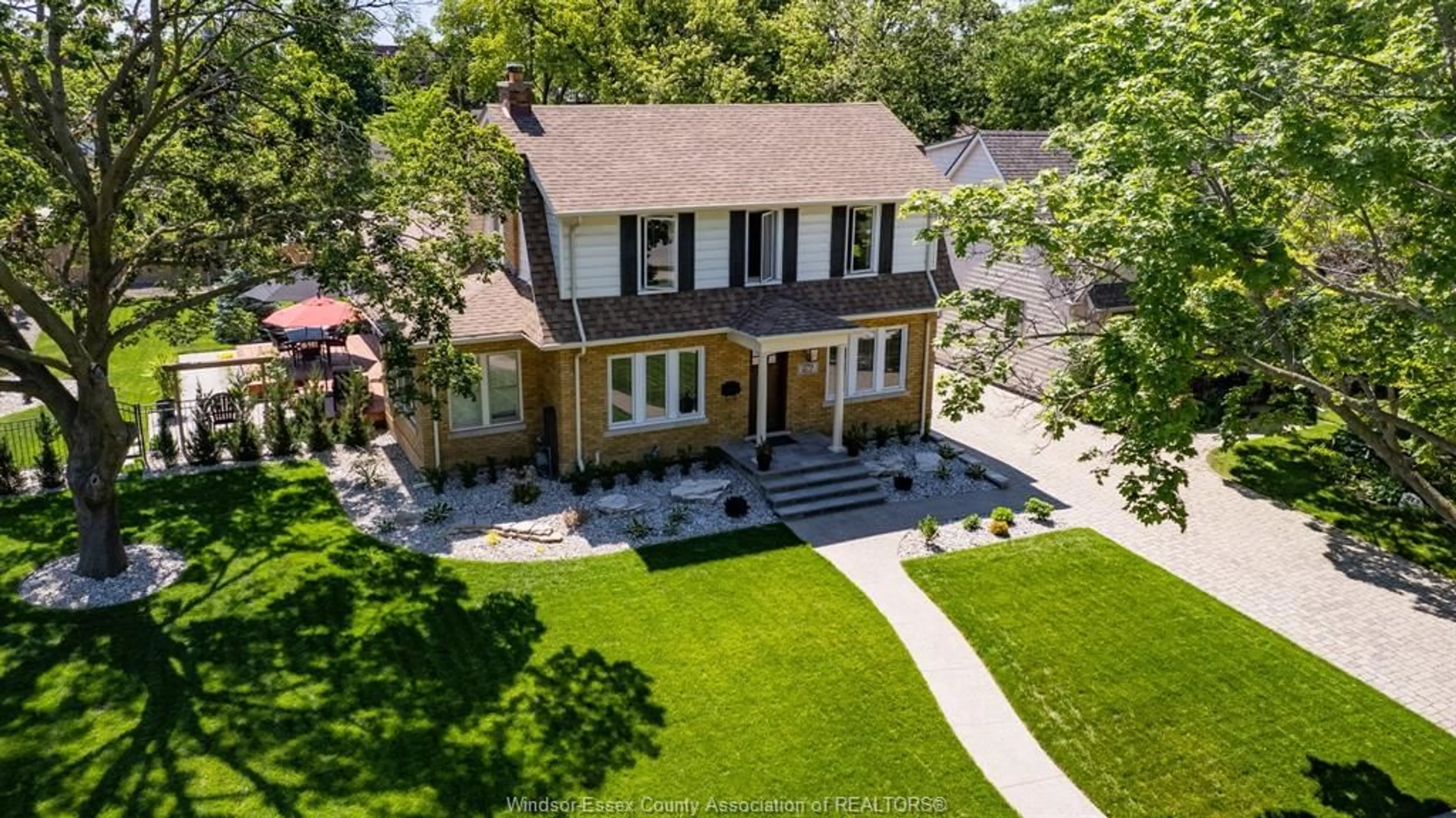 A pic from outside/outdoor area/front of a property/back of a property/a pic from drone, street for 279 FORD Blvd, Windsor Ontario N8S 2E4