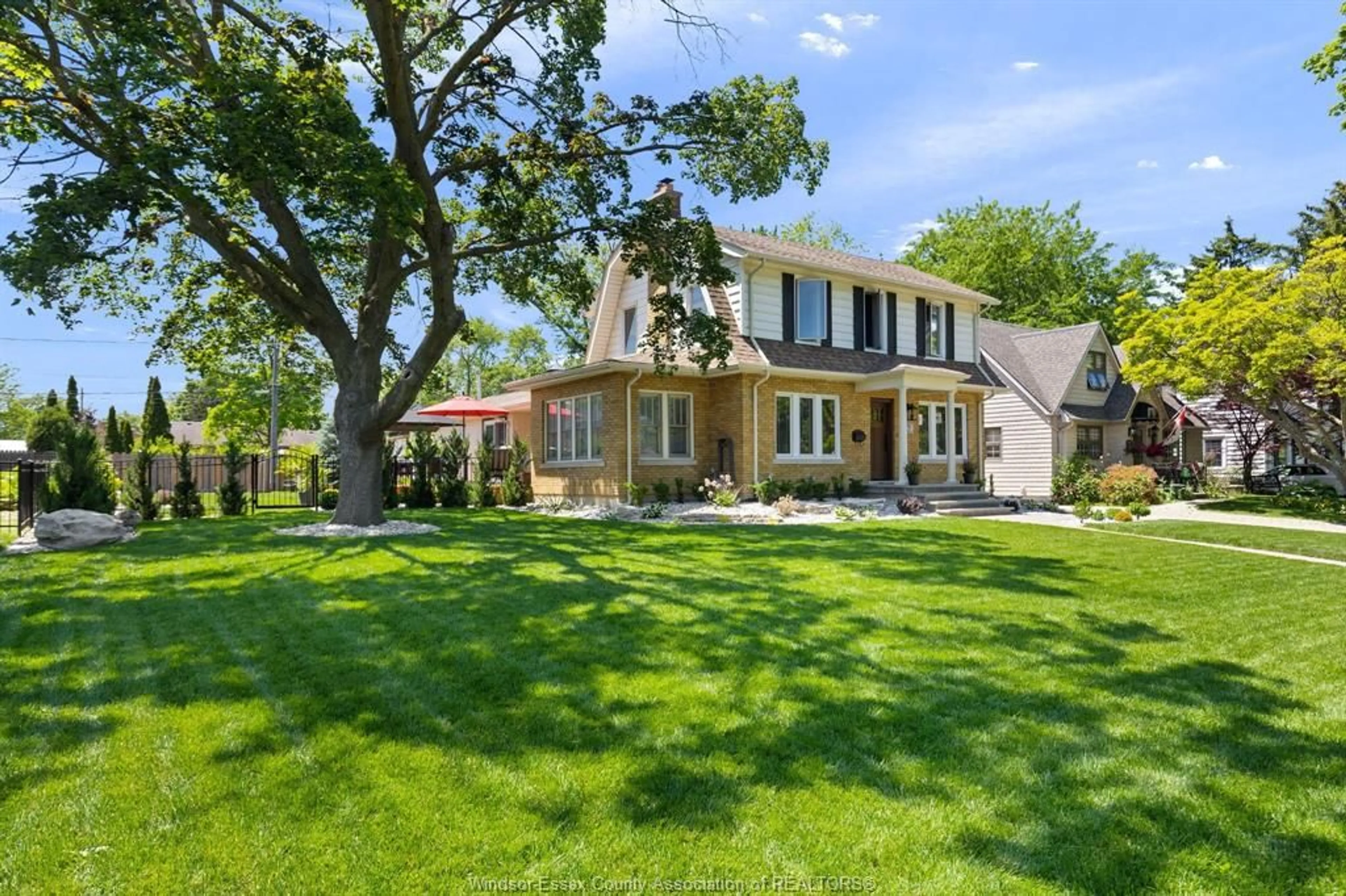 A pic from outside/outdoor area/front of a property/back of a property/a pic from drone, street for 279 FORD Blvd, Windsor Ontario N8S 2E4