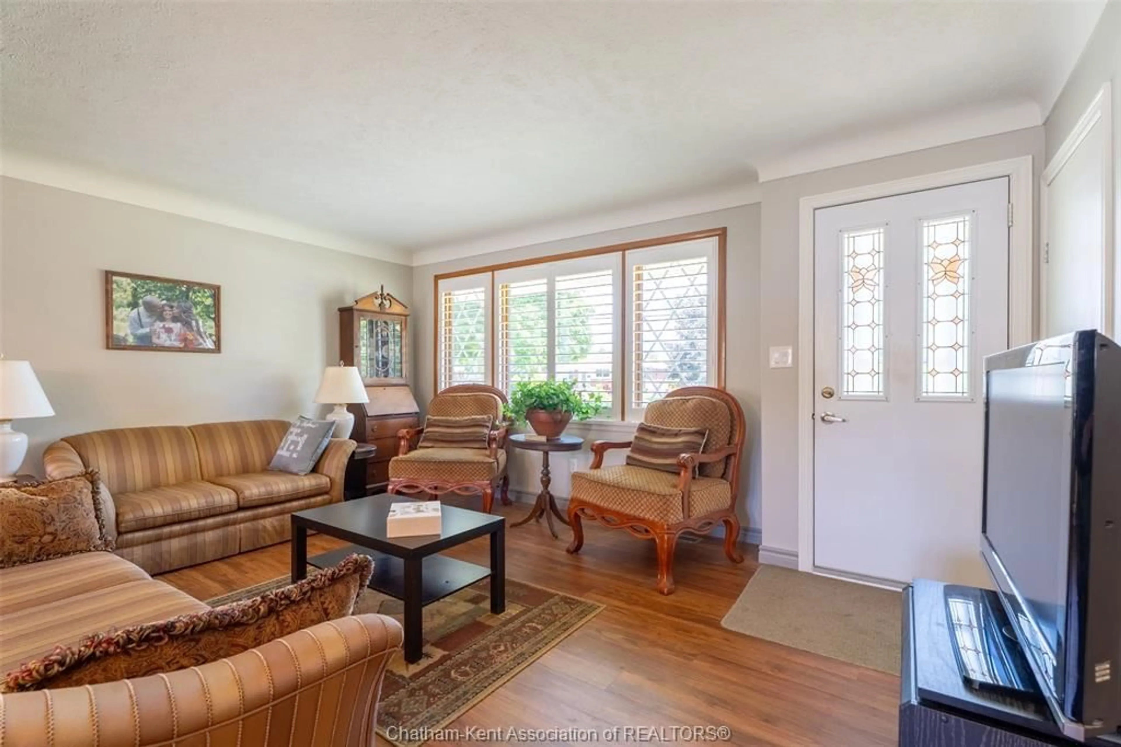 Living room with furniture, wood/laminate floor for 71 Coatsworth Ave, Chatham Ontario N7L 1P7