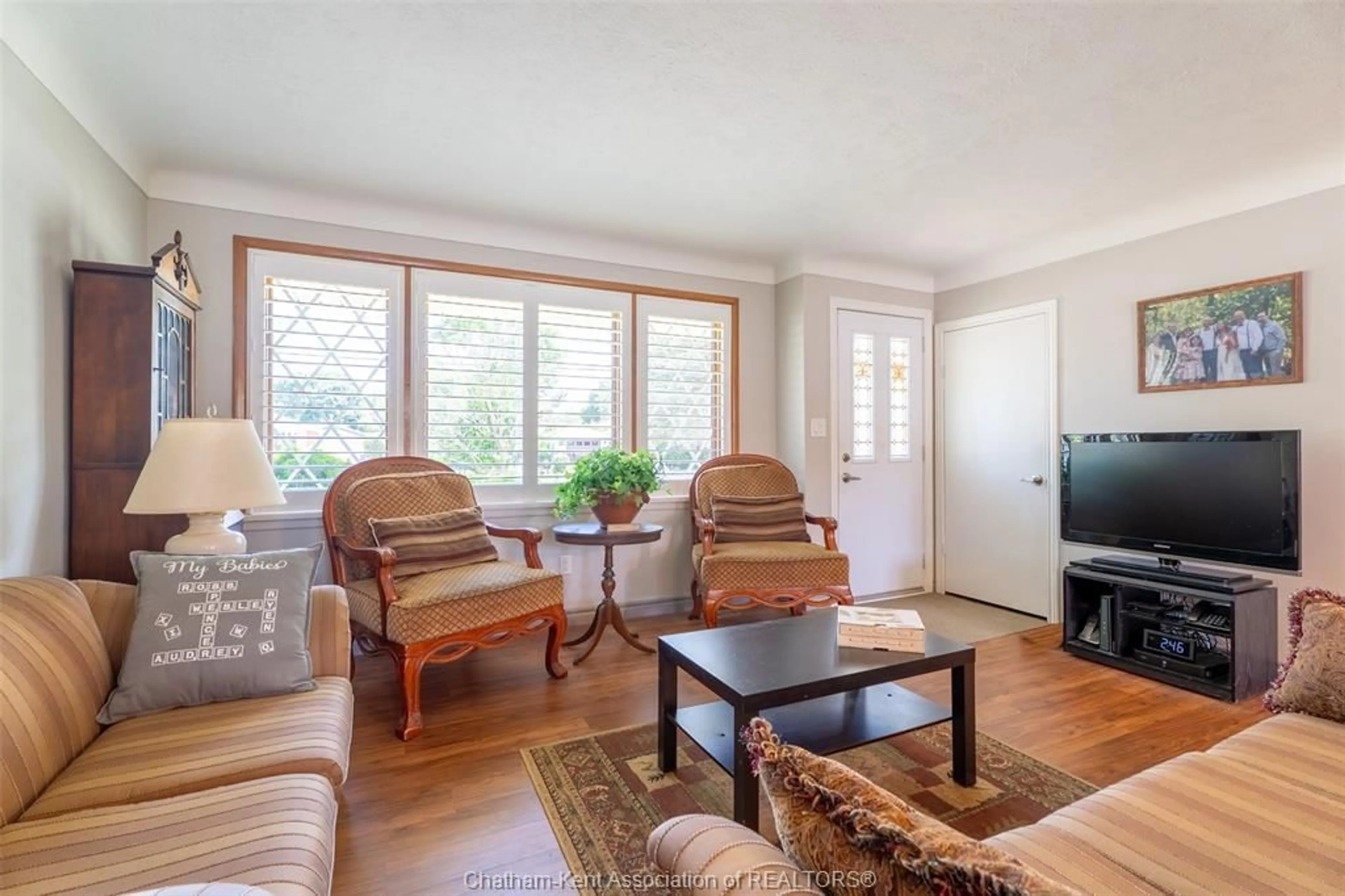 Living room with furniture, wood/laminate floor for 71 Coatsworth Ave, Chatham Ontario N7L 1P7
