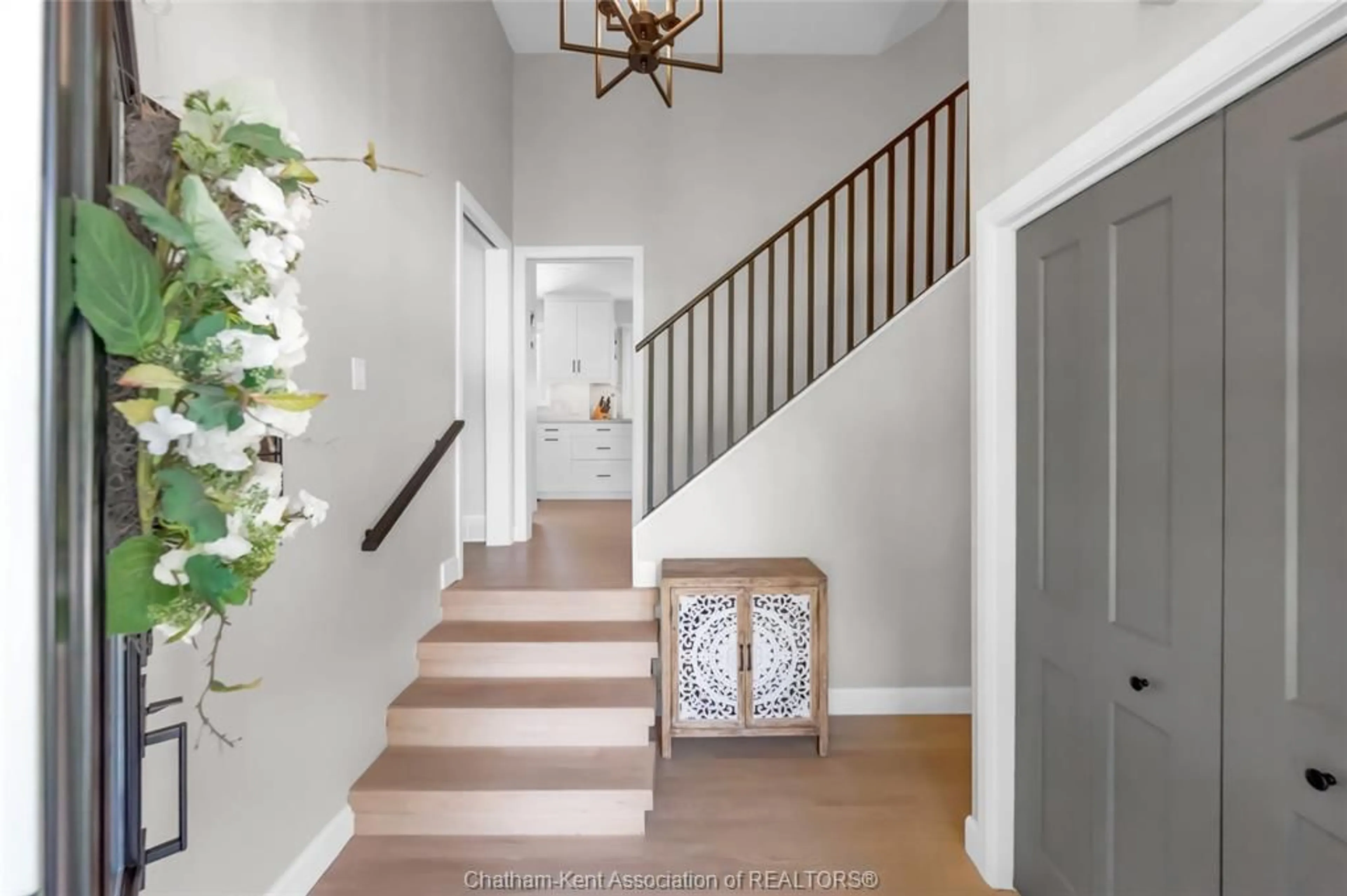 Indoor entryway for 403 Dora Dr, Wallaceburg Ontario N8A 2K2