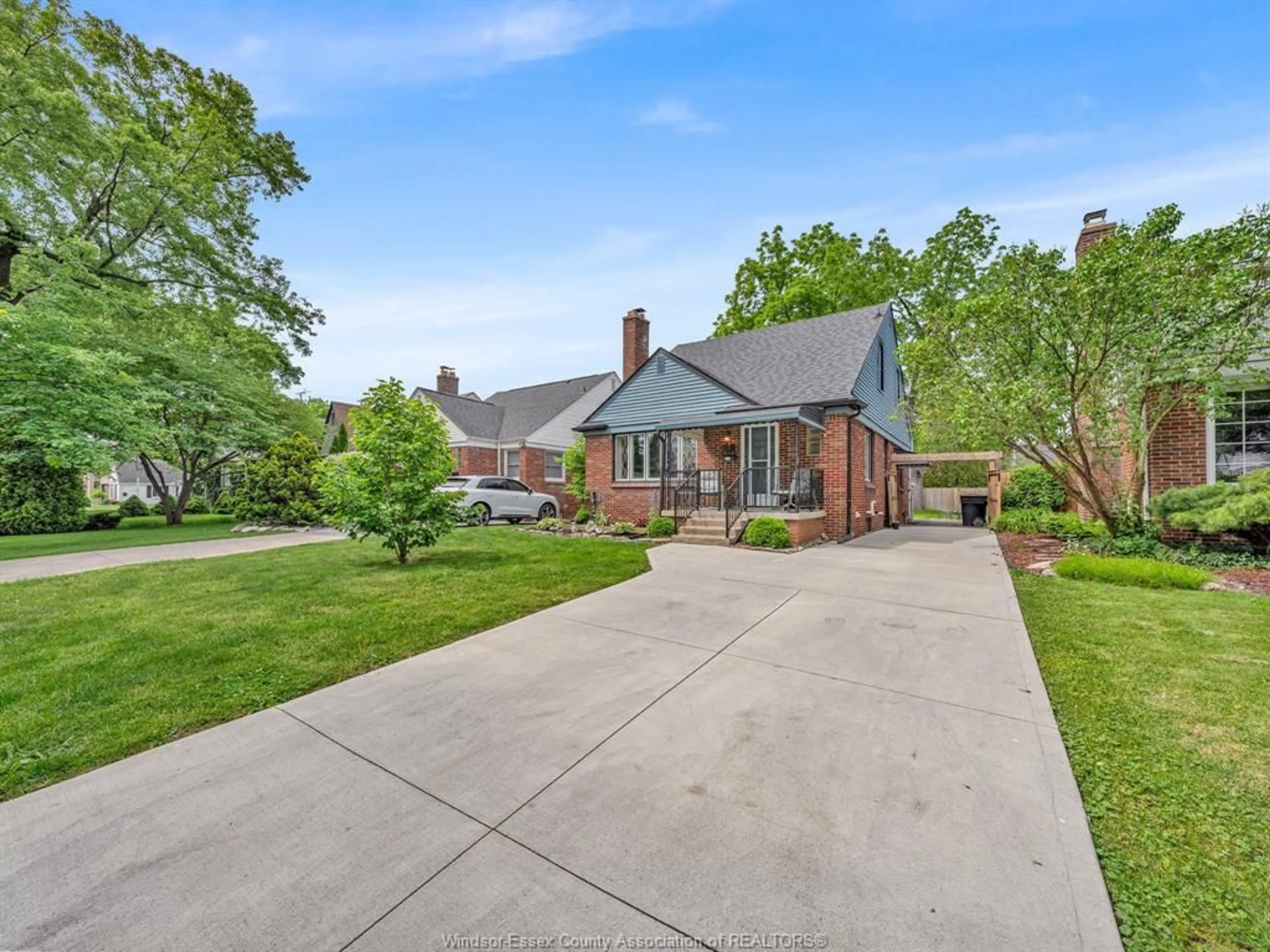 A pic from outside/outdoor area/front of a property/back of a property/a pic from drone, street for 2283 Gladstone Ave, Windsor Ontario N8W 2N8