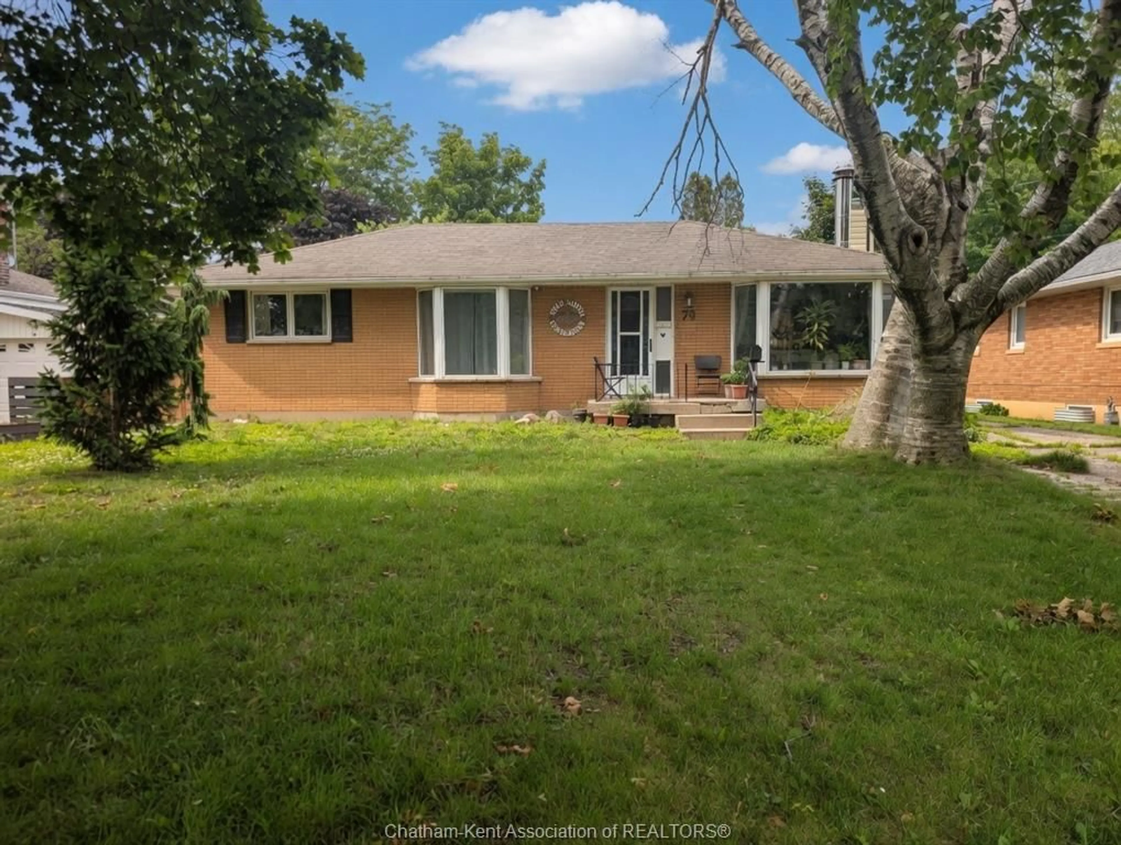 A pic from outside/outdoor area/front of a property/back of a property/a pic from drone, street for 79 Dunvegan Dr, Chatham Ontario N7M 4Z9