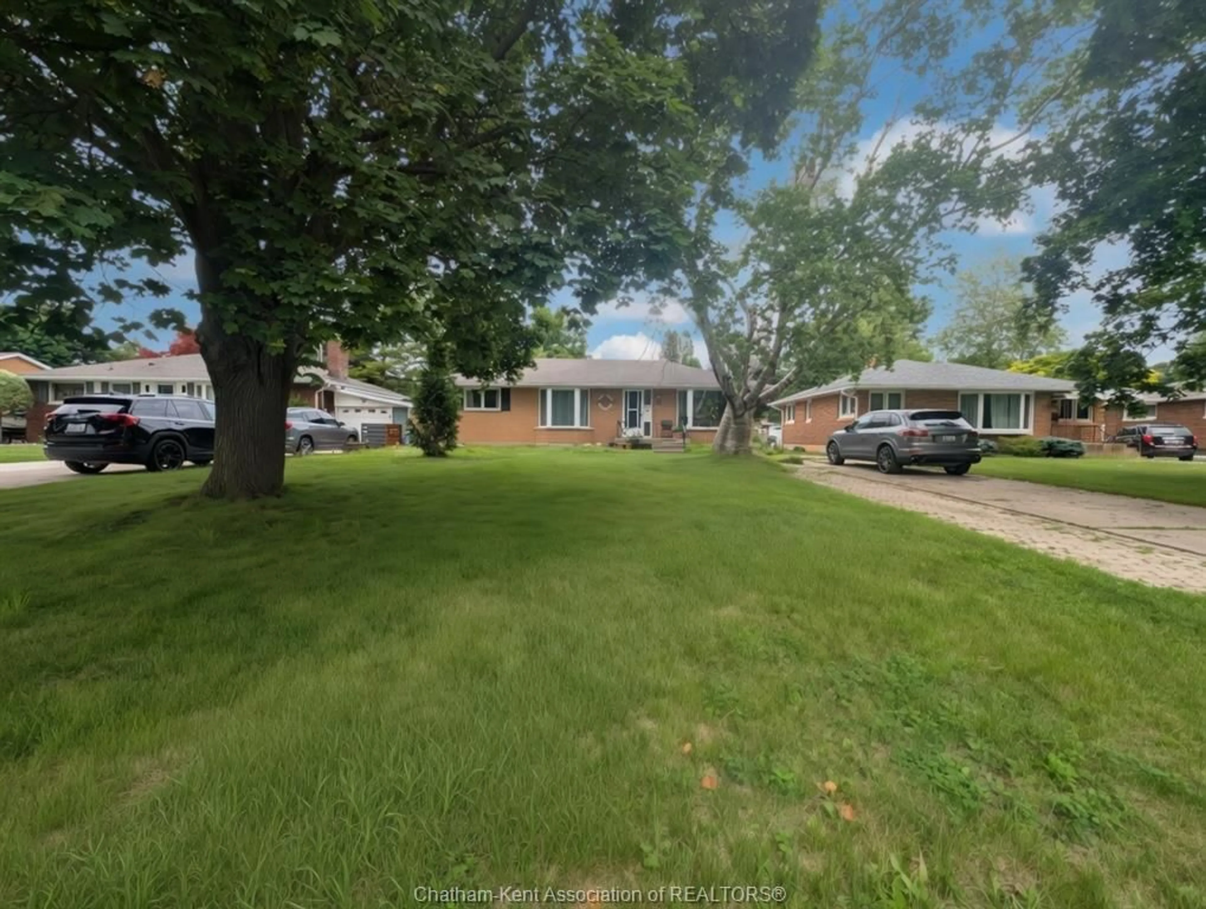 A pic from outside/outdoor area/front of a property/back of a property/a pic from drone, street for 79 Dunvegan Dr, Chatham Ontario N7M 4Z9