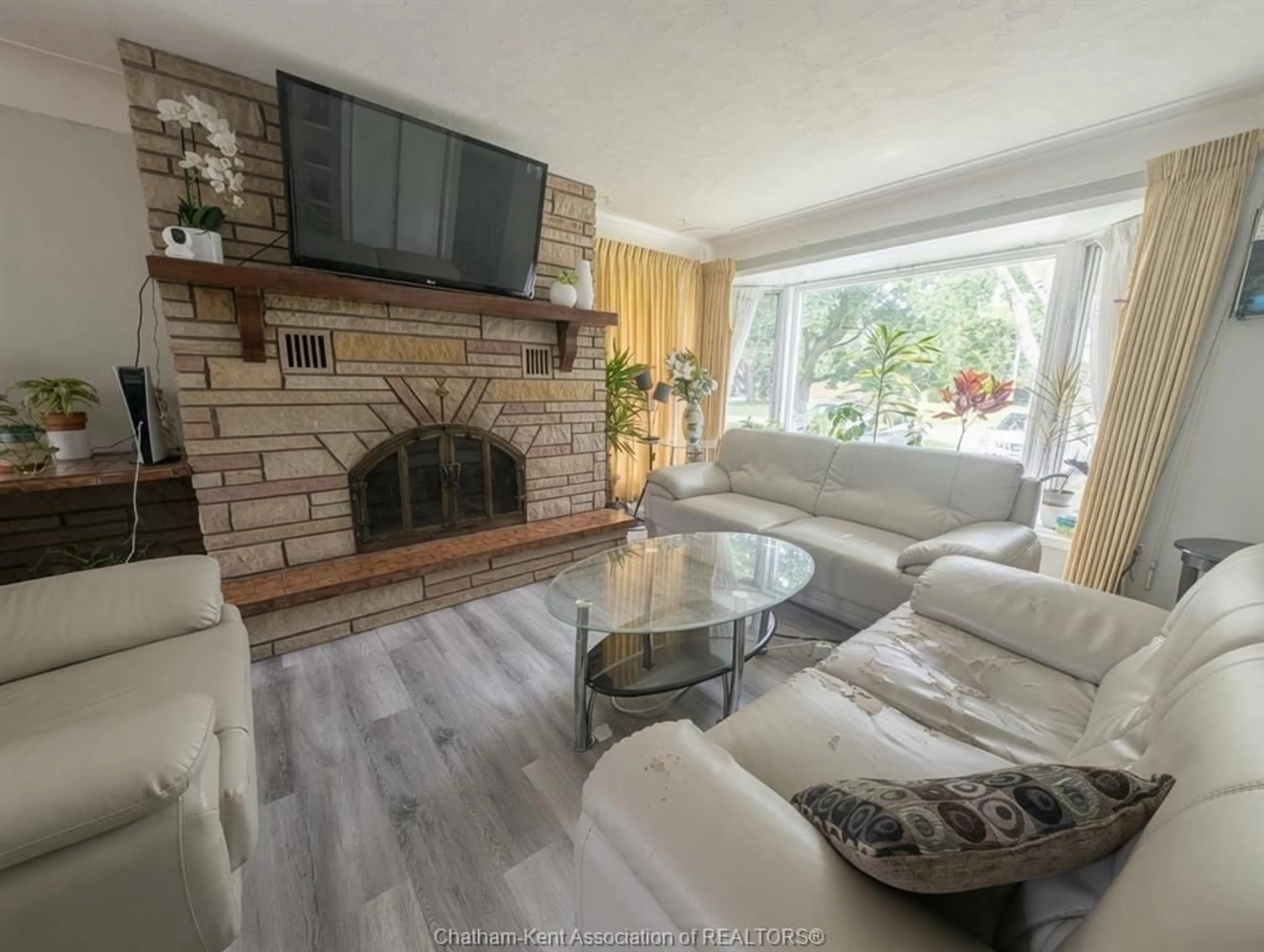 Living room with furniture, unknown for 79 Dunvegan Dr, Chatham Ontario N7M 4Z9